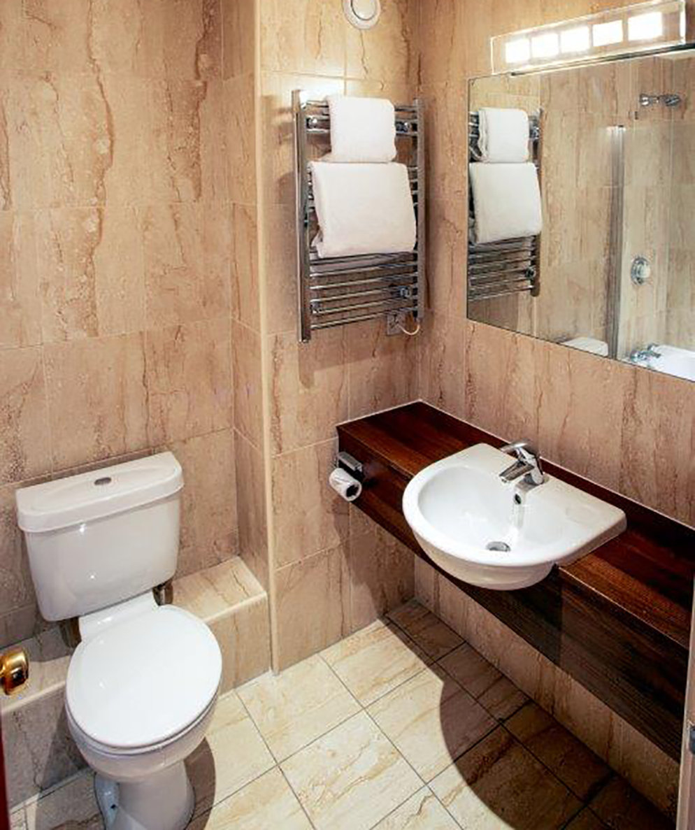 Junior_Suite_bathroom2_S