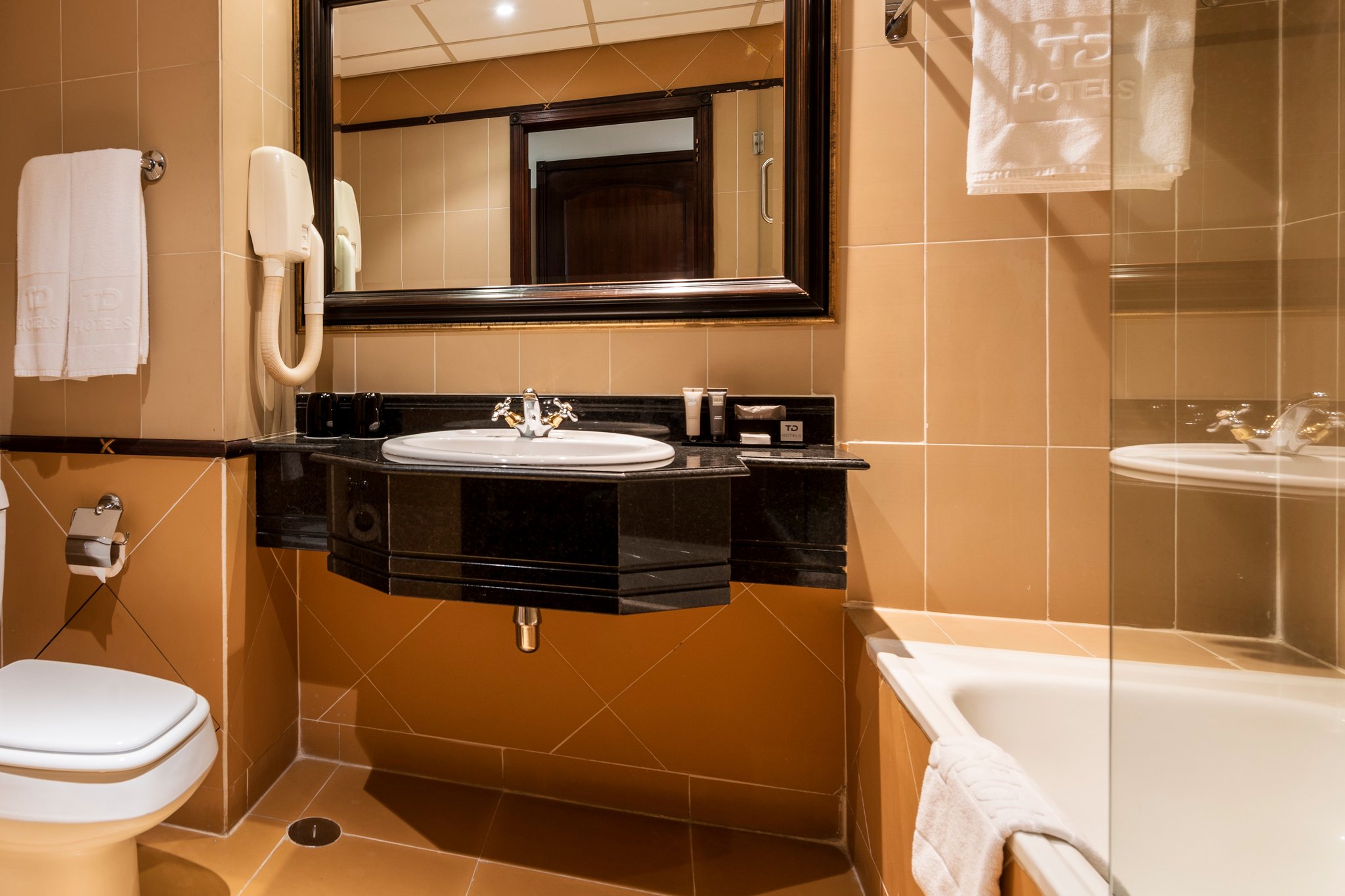 Angola_Luanda_Hotel_Alvalade_Quarto_Duplo_Premium_wc_S