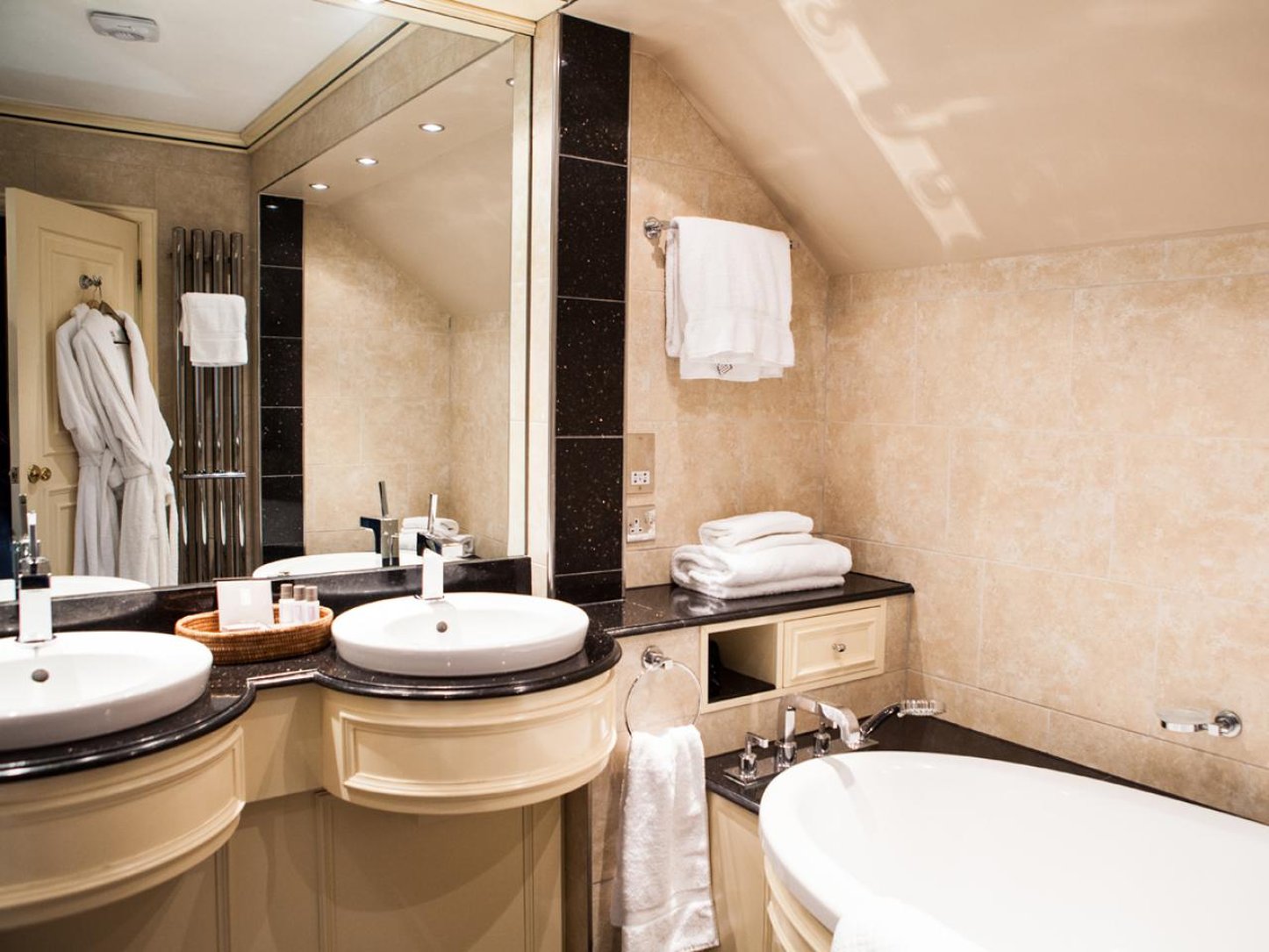 Junior_suite_bathroom_S