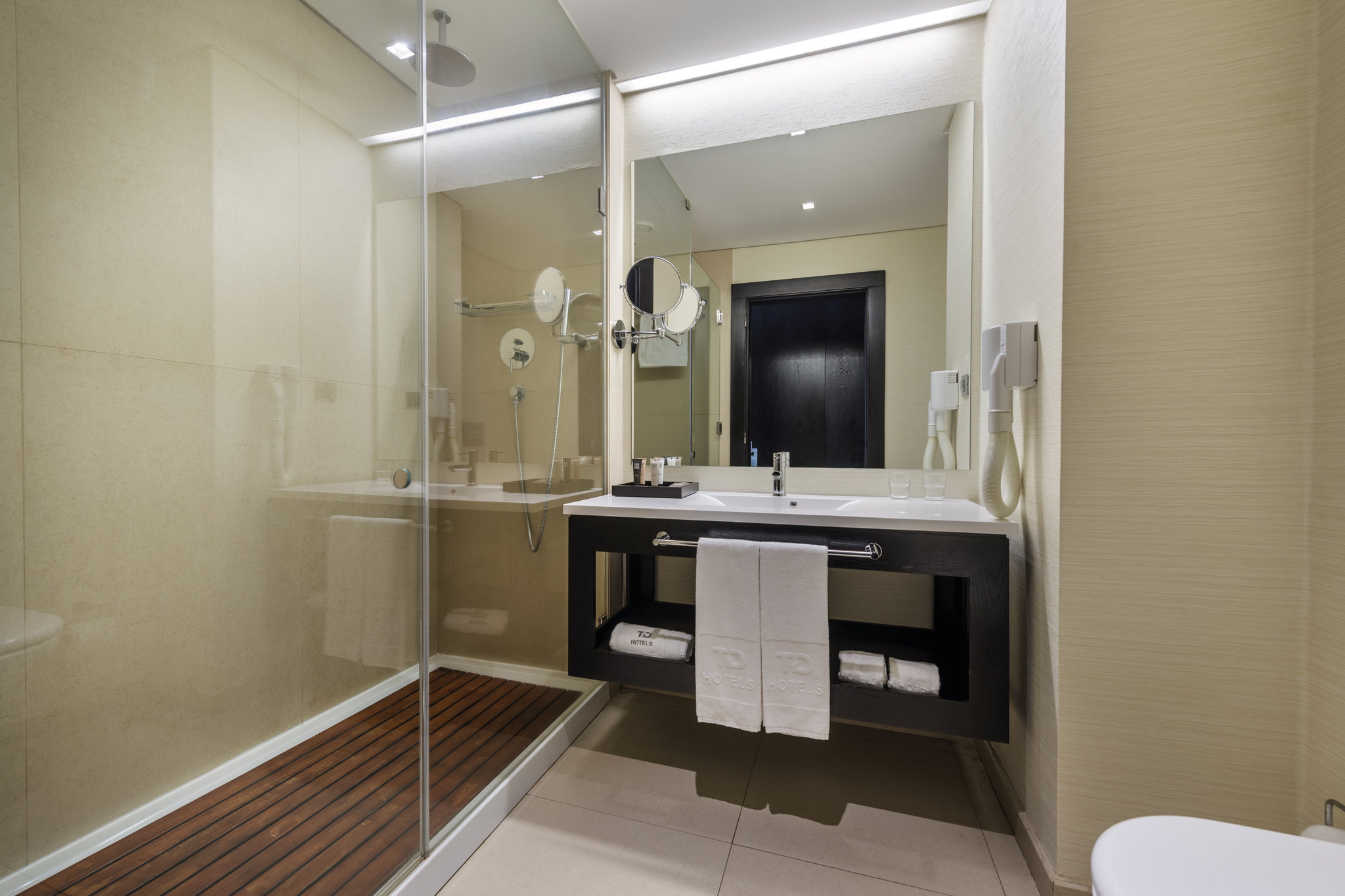 Angola_Luanda_Hotel_Baia_quarto_standard_-duplo_wc_S