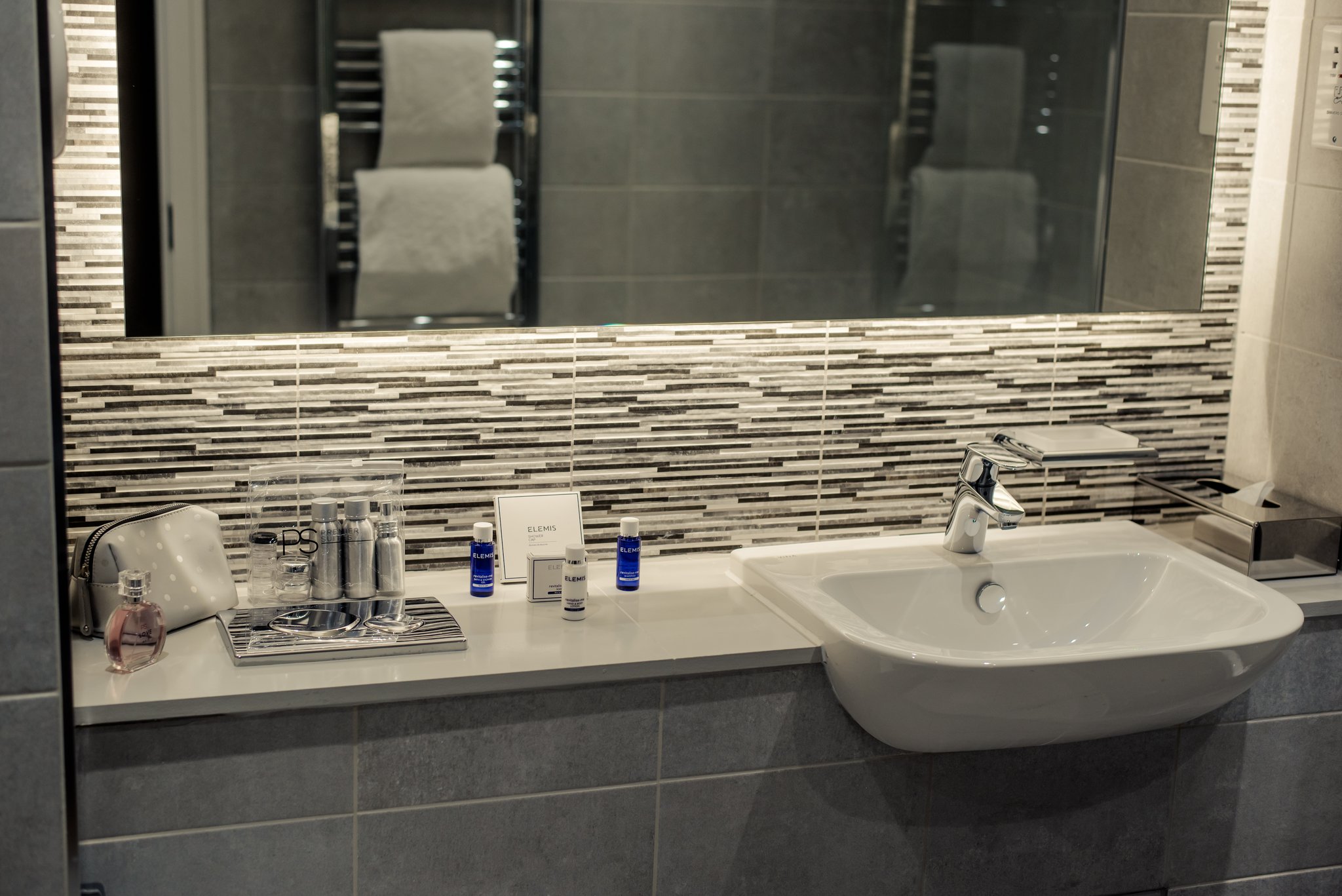 Bathroom_PREMIER_SUITES_PLUS_Bath_Street_S