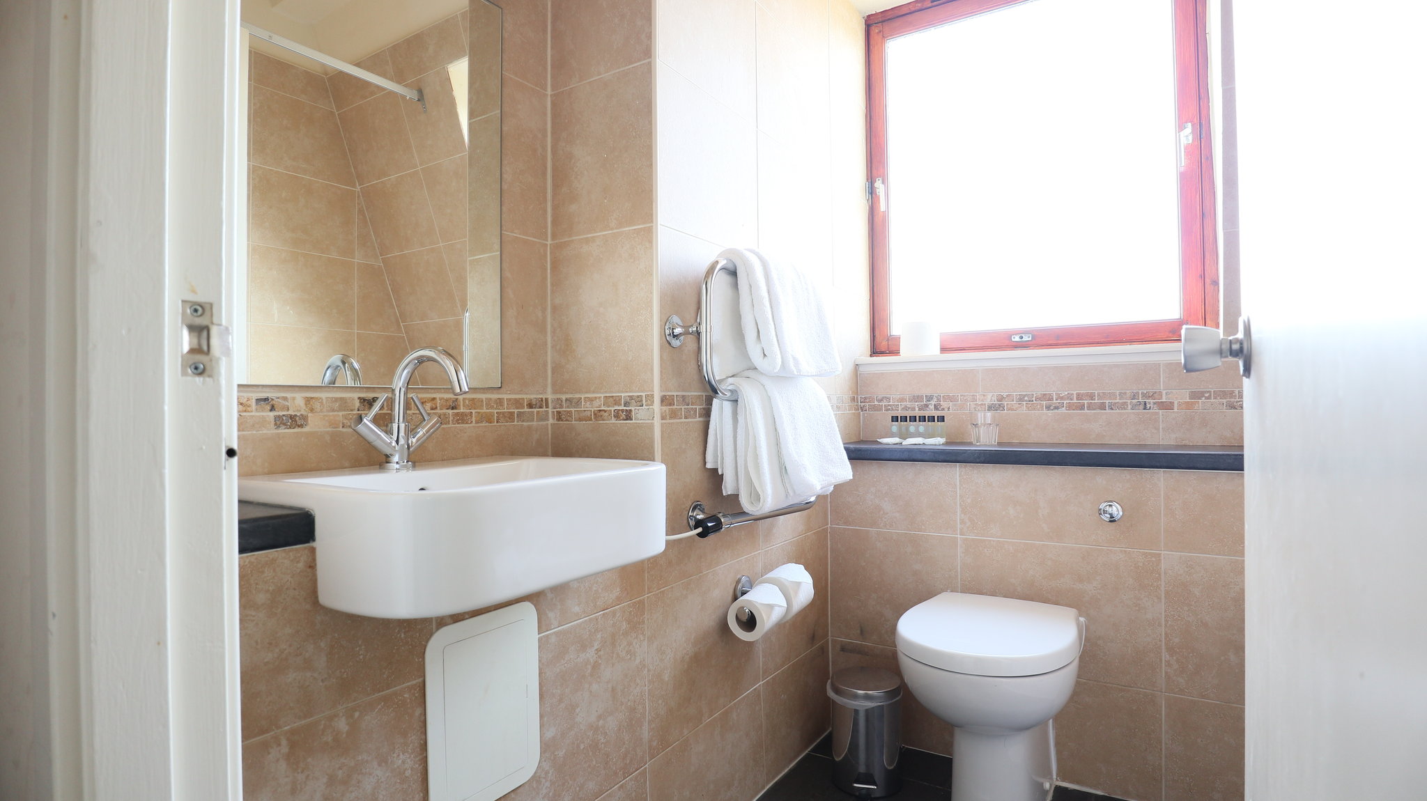 Bathroom(4)_-_Columba_Hotel_S