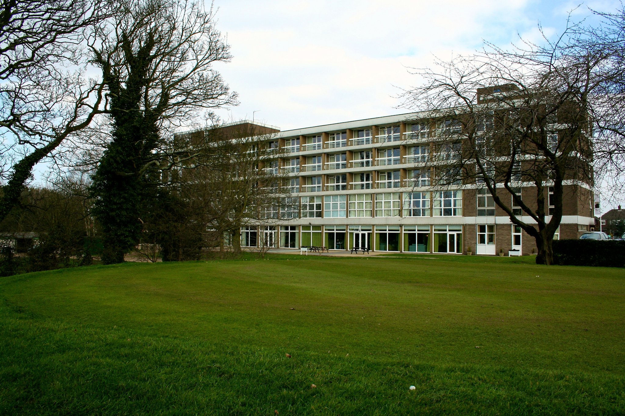 Rear_of_hotel_from_golf_course_S