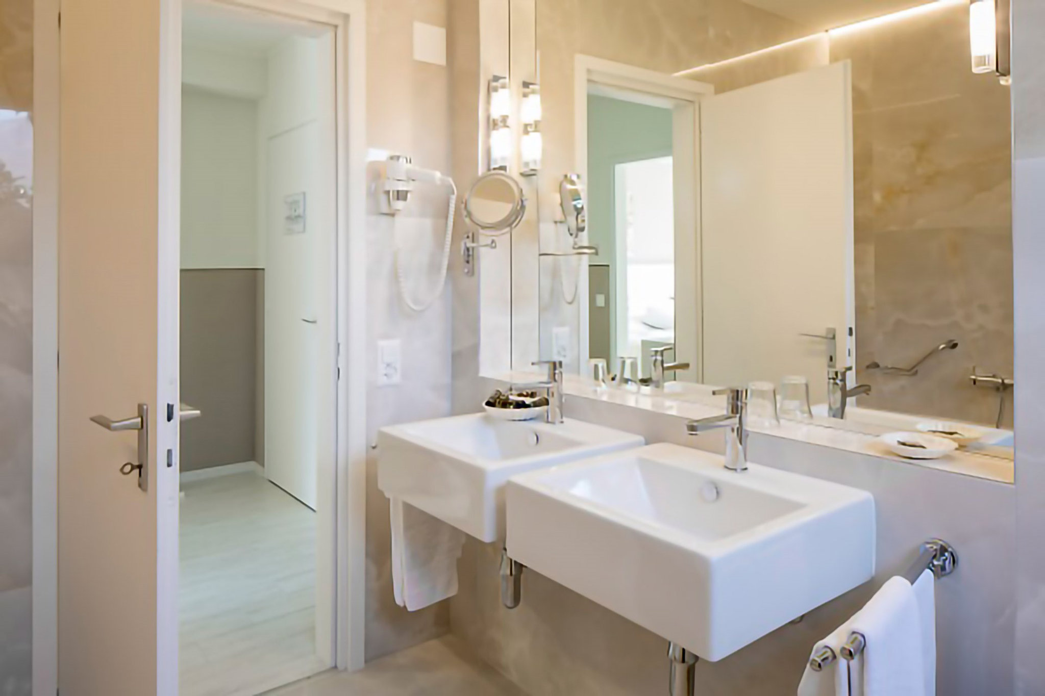 Deluxe_Bathroom_S