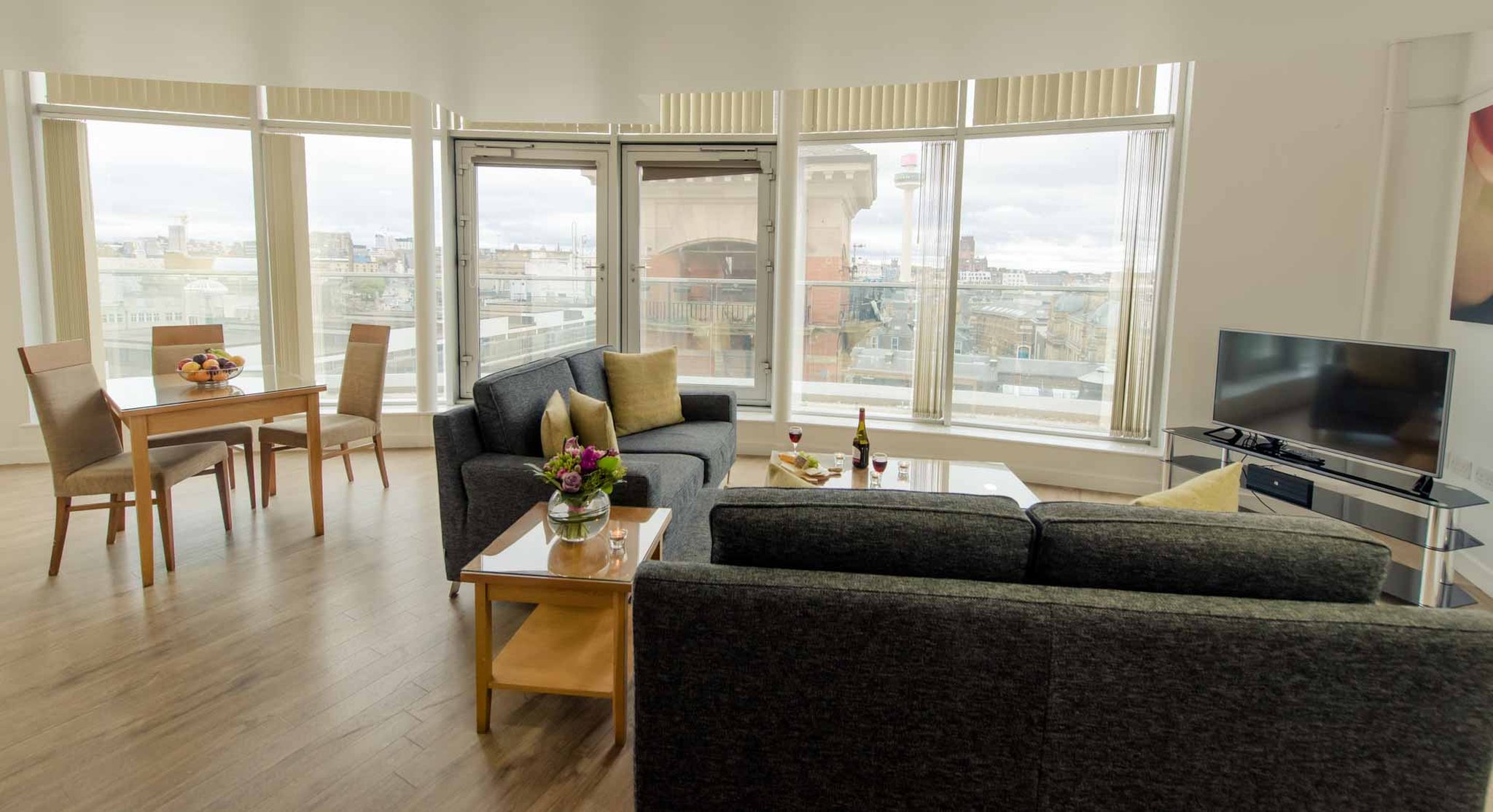 PREMIER_SUITES_Liverpool_Bright_Living_Area_with_Views_S