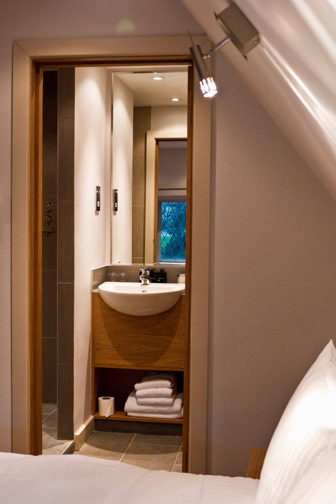 Great_Hallingbury_Manor-standard_bathrooms_S