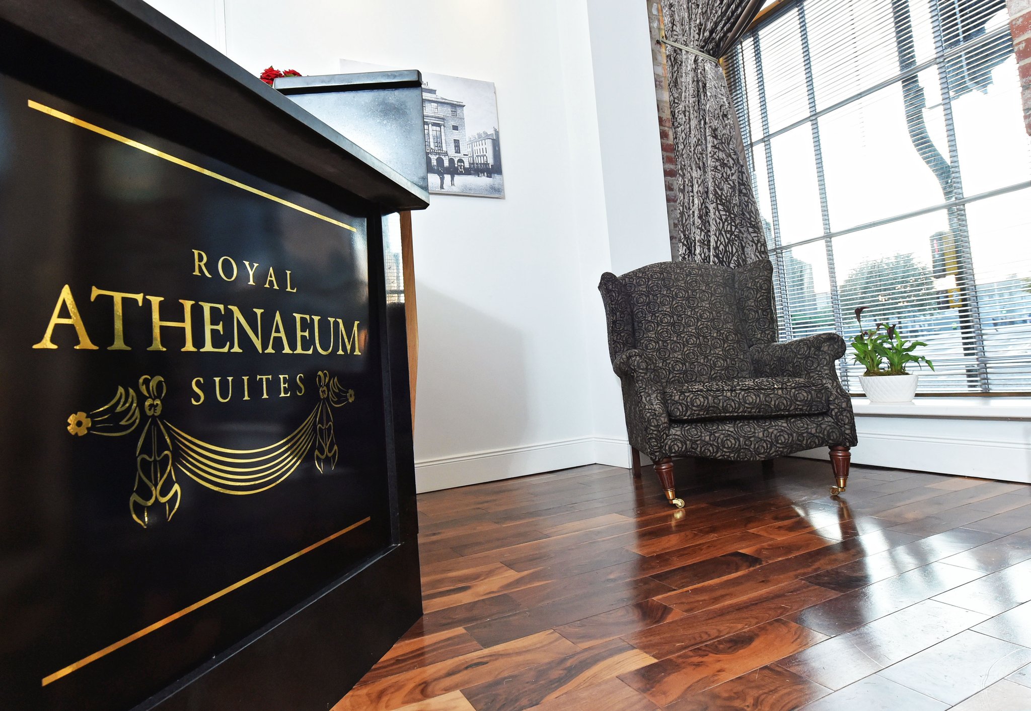 Royal_Athenaeum_Suites_reception_S