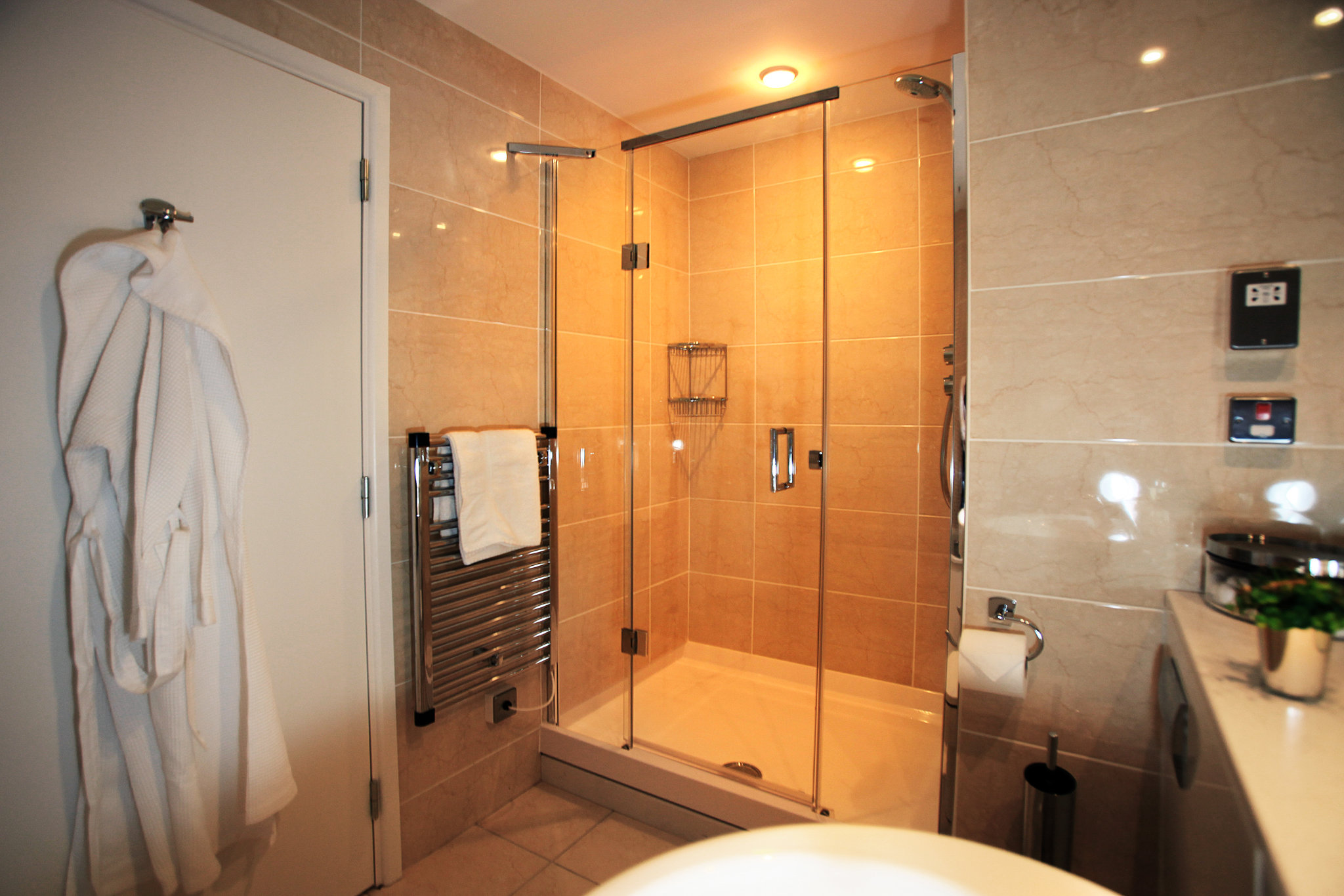 Executive_and_Suite_Bathroom_S