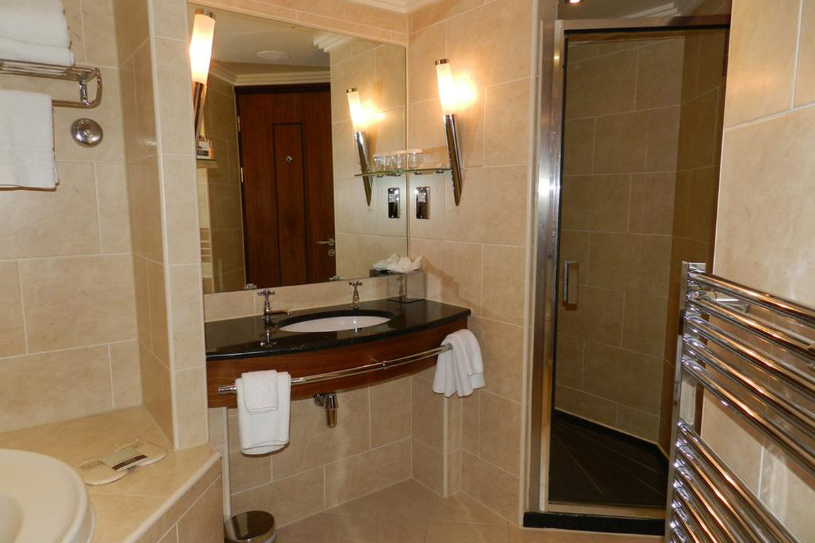 Hollymount_and_Fitzherbert_Suites_Bathroom_S