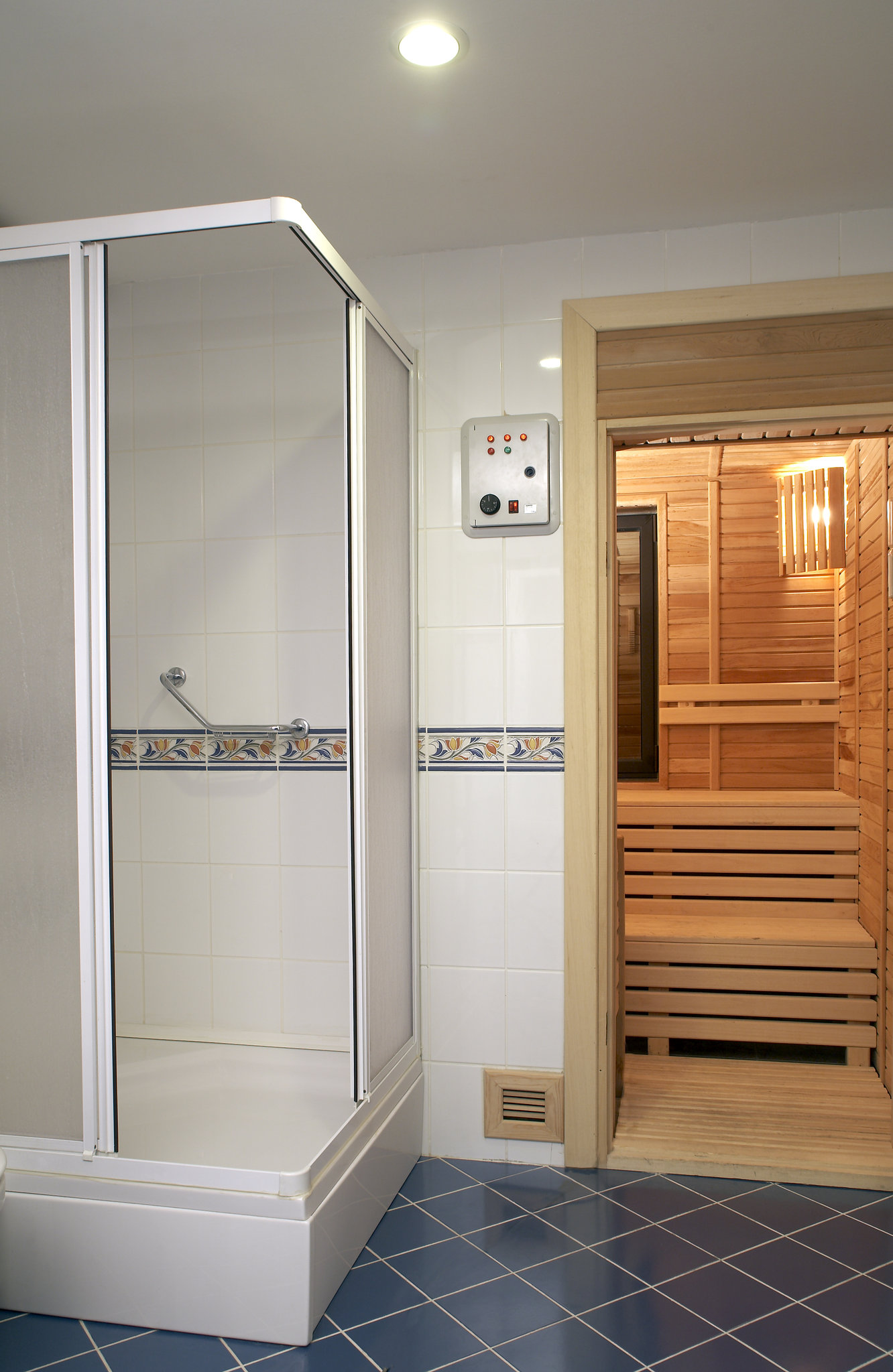 King_Suite_Bathroom2_S