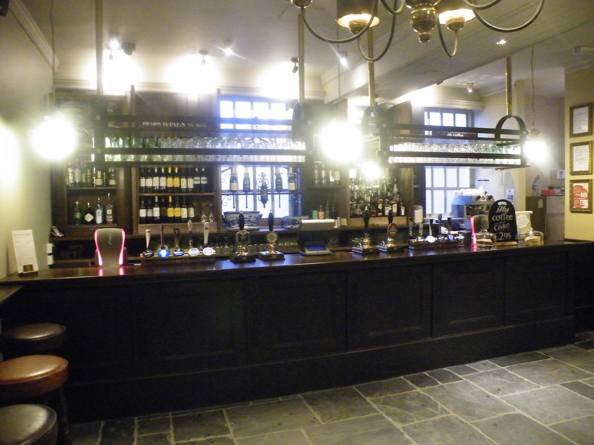 Saracens_Head_Bar_S