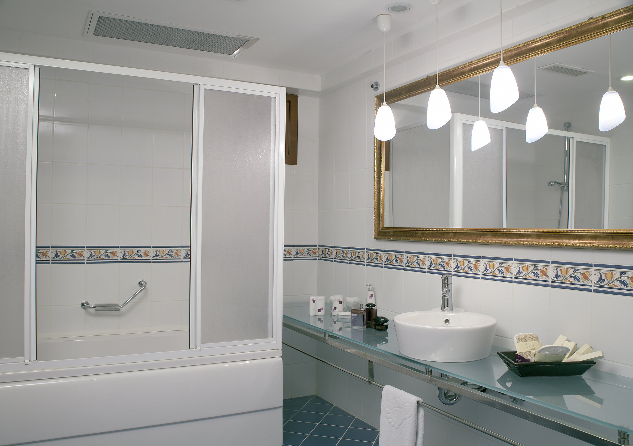 King_Suite_Bathroom_S