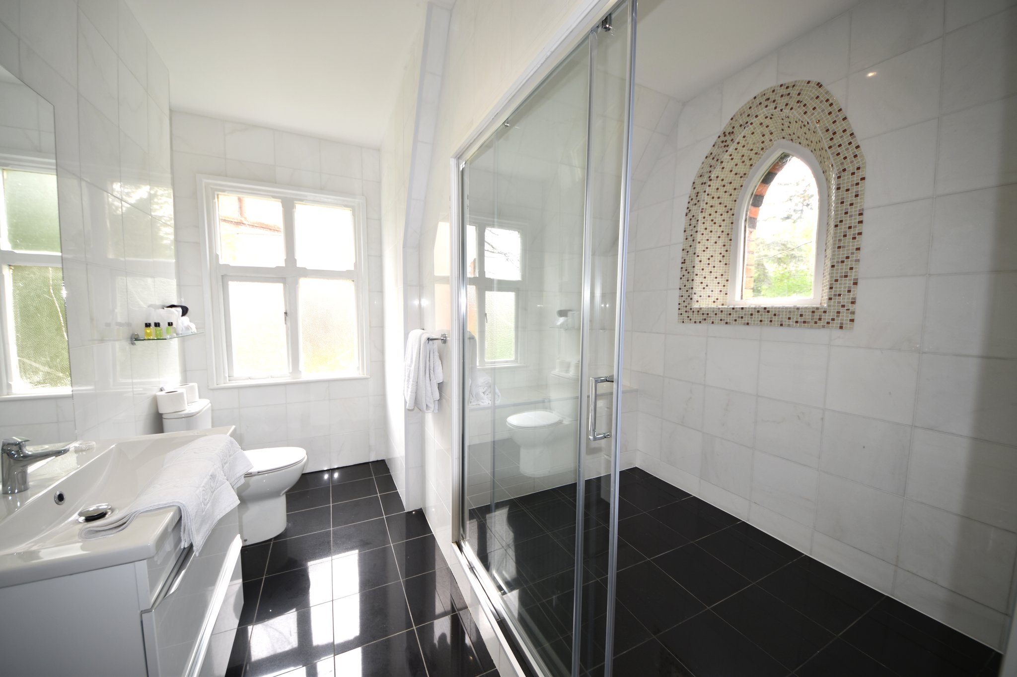 Gardeners_Cottage_Main_Bathroom_S