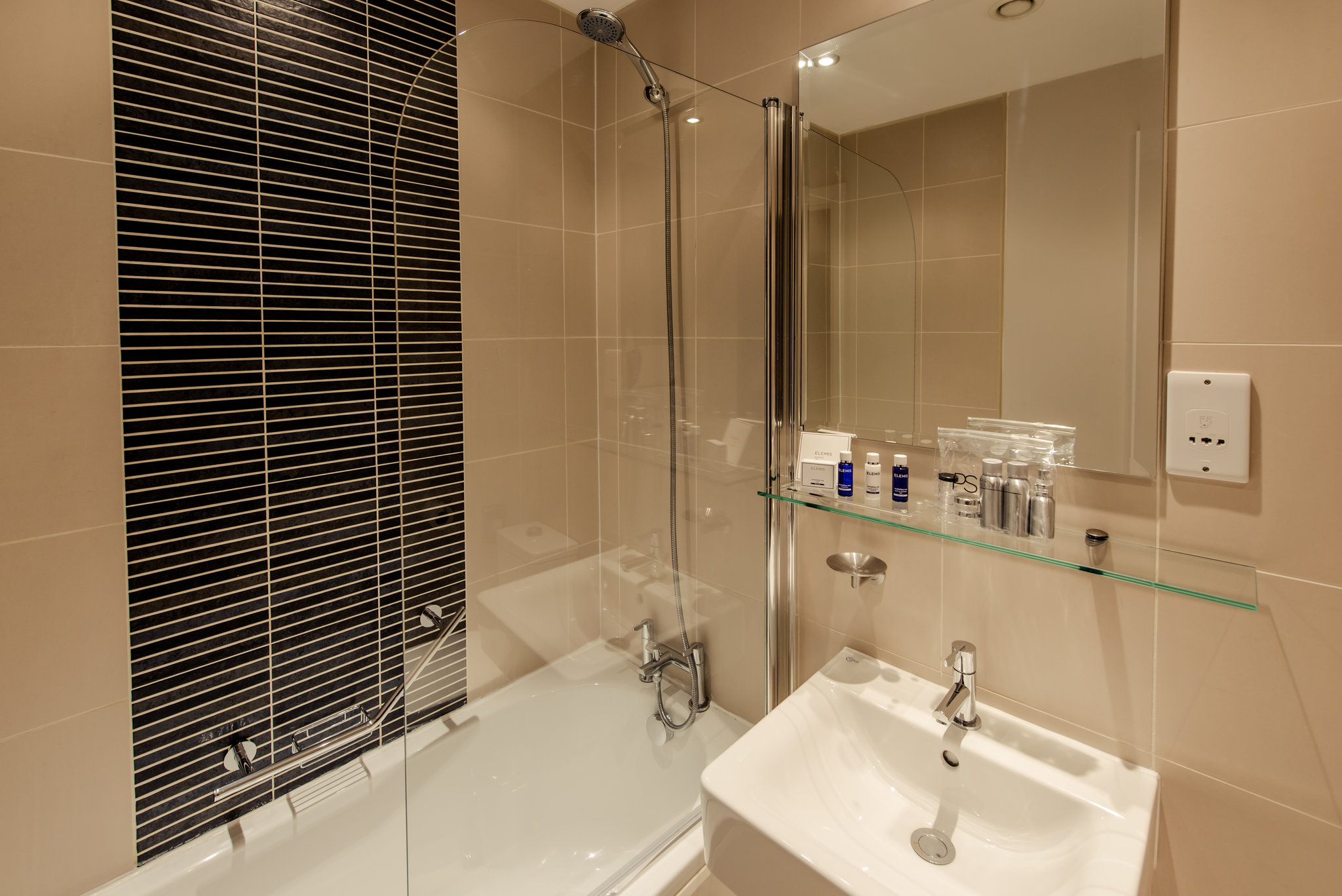 Bathroom_PREMIER_SUITES_PLUS_Glasgow_George_Square_S