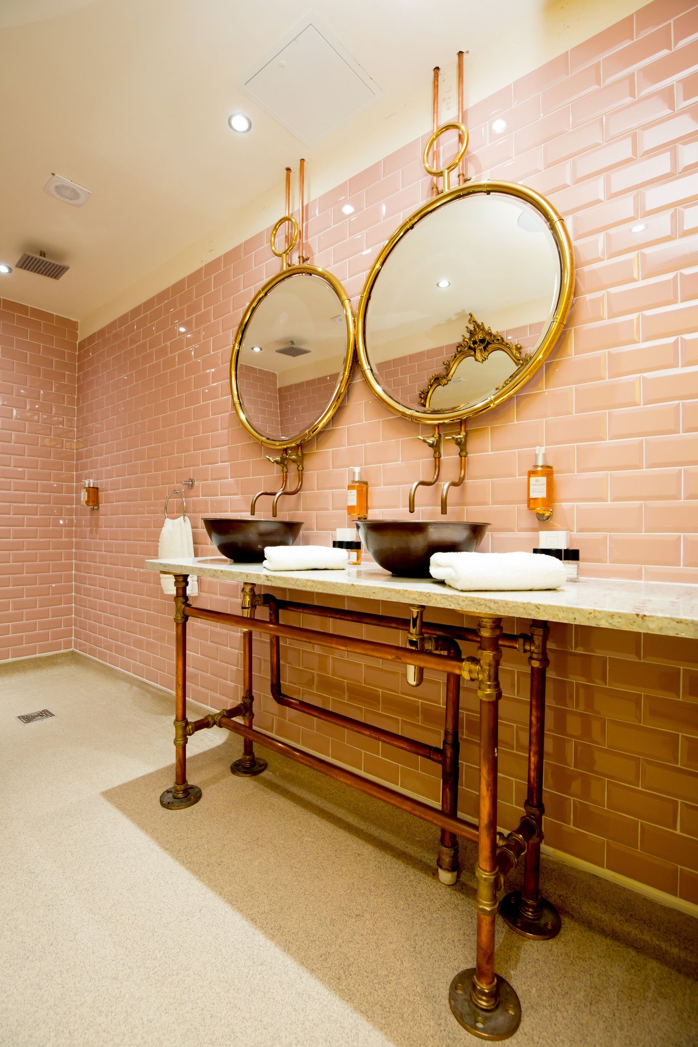 Flamingo_Suite_Bathroom3_S