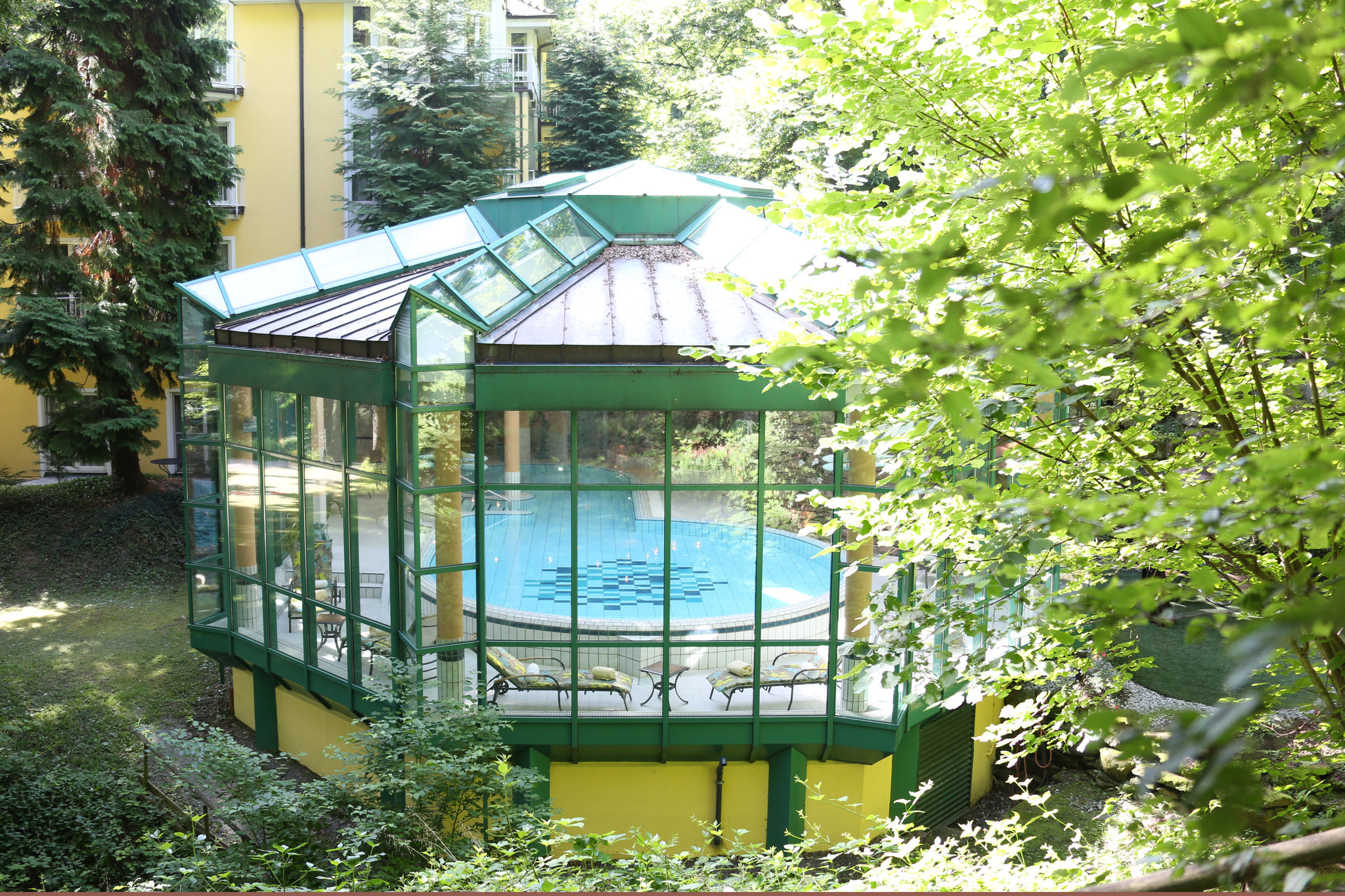 Swimming_pool_outside_view_S