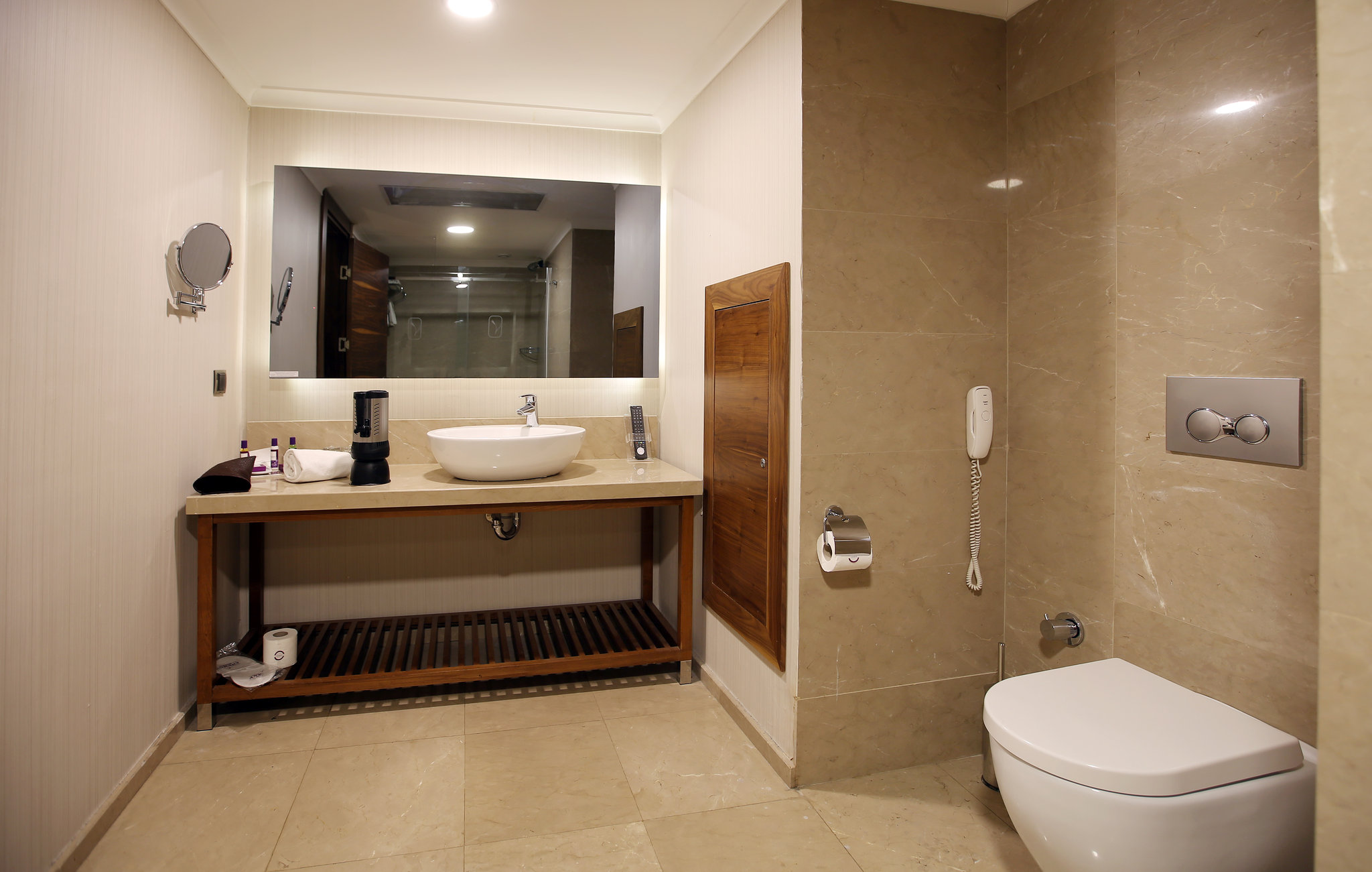 Deluxe_Bathroom_S