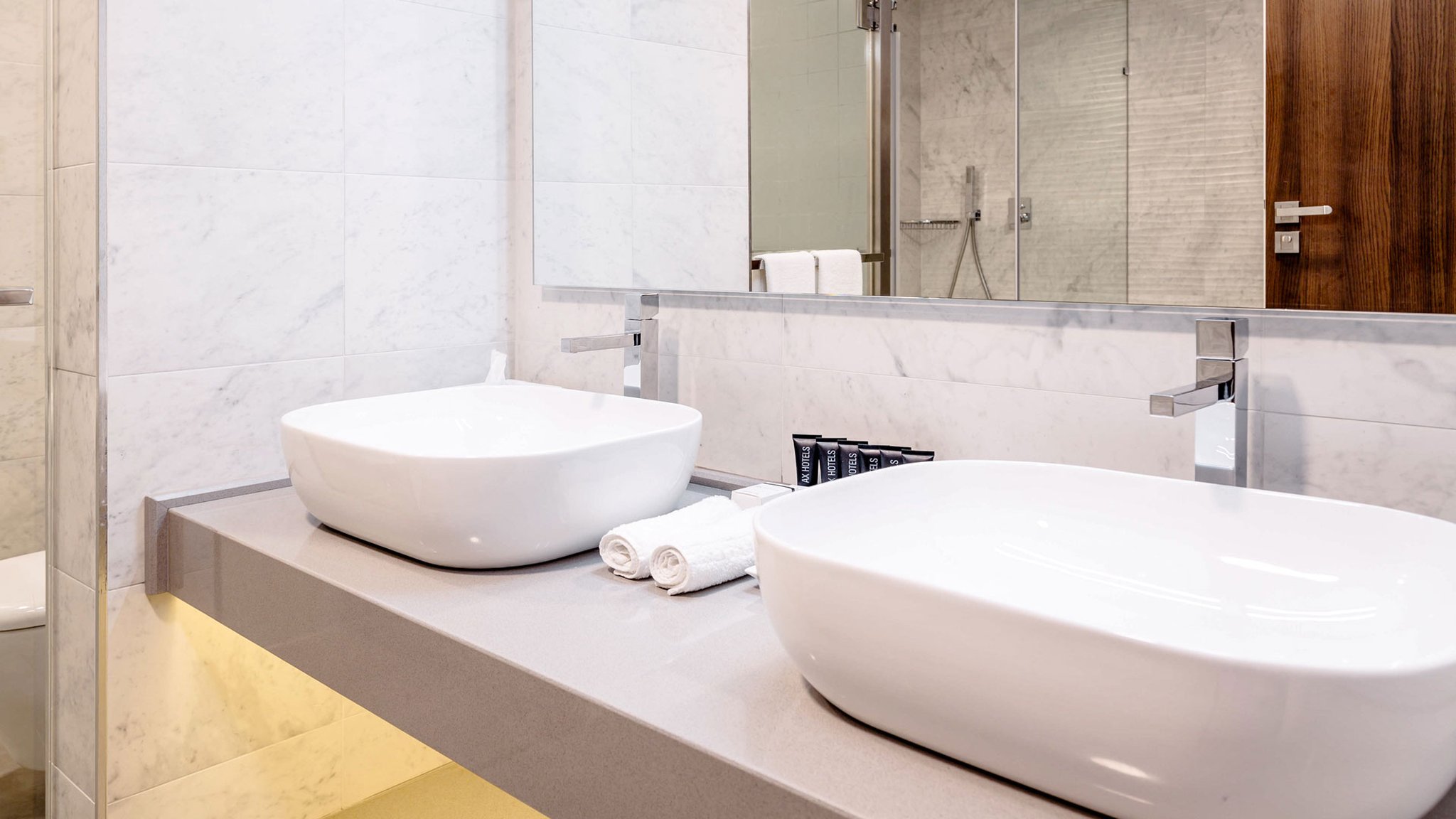 AX-The-Victoria-Hotel—Executive-Suite—Bathroom-2_S