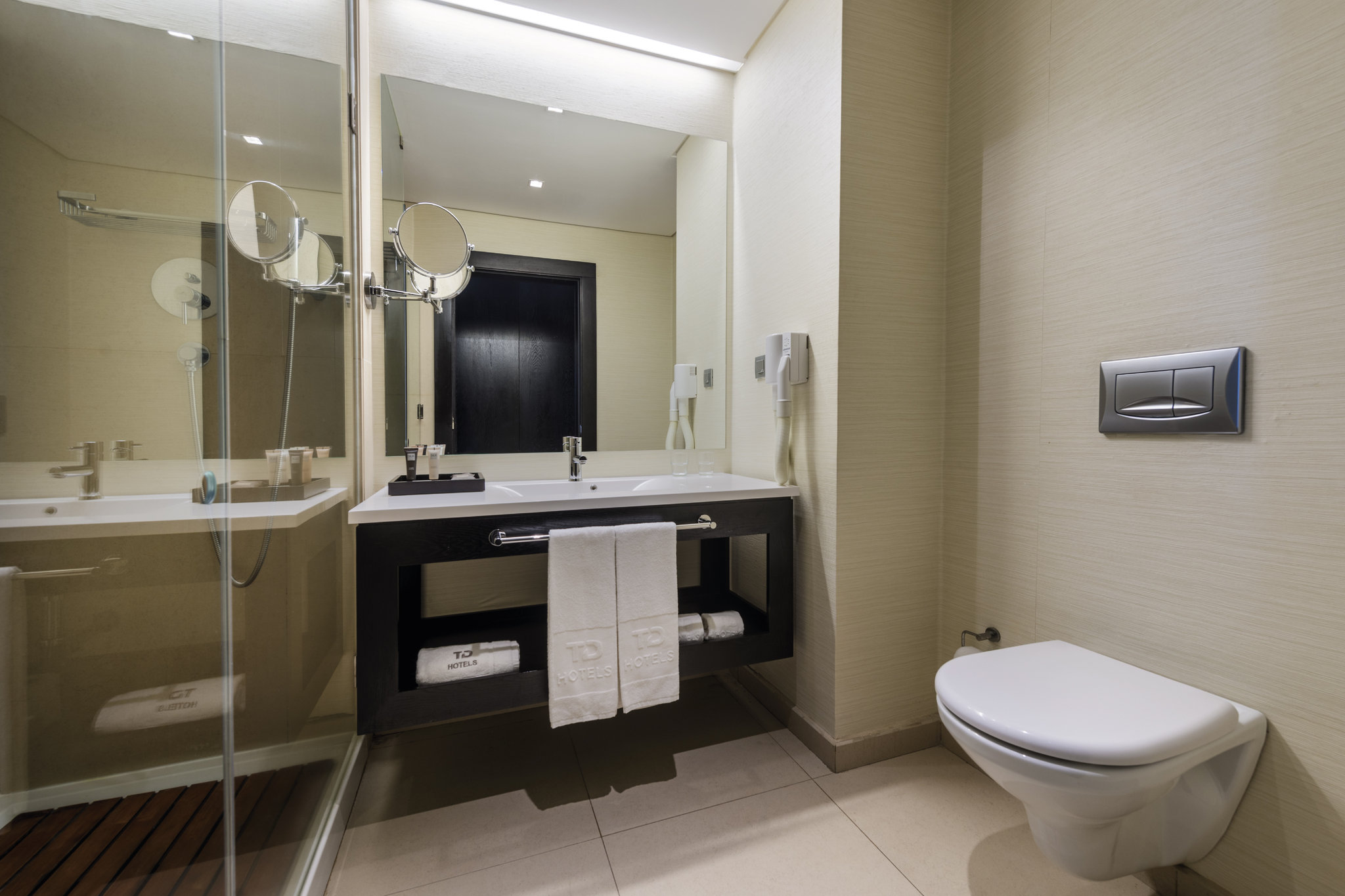 Angola_Luanda_Hotel_Baia_quarto_standard_-duplo_wc_1_S