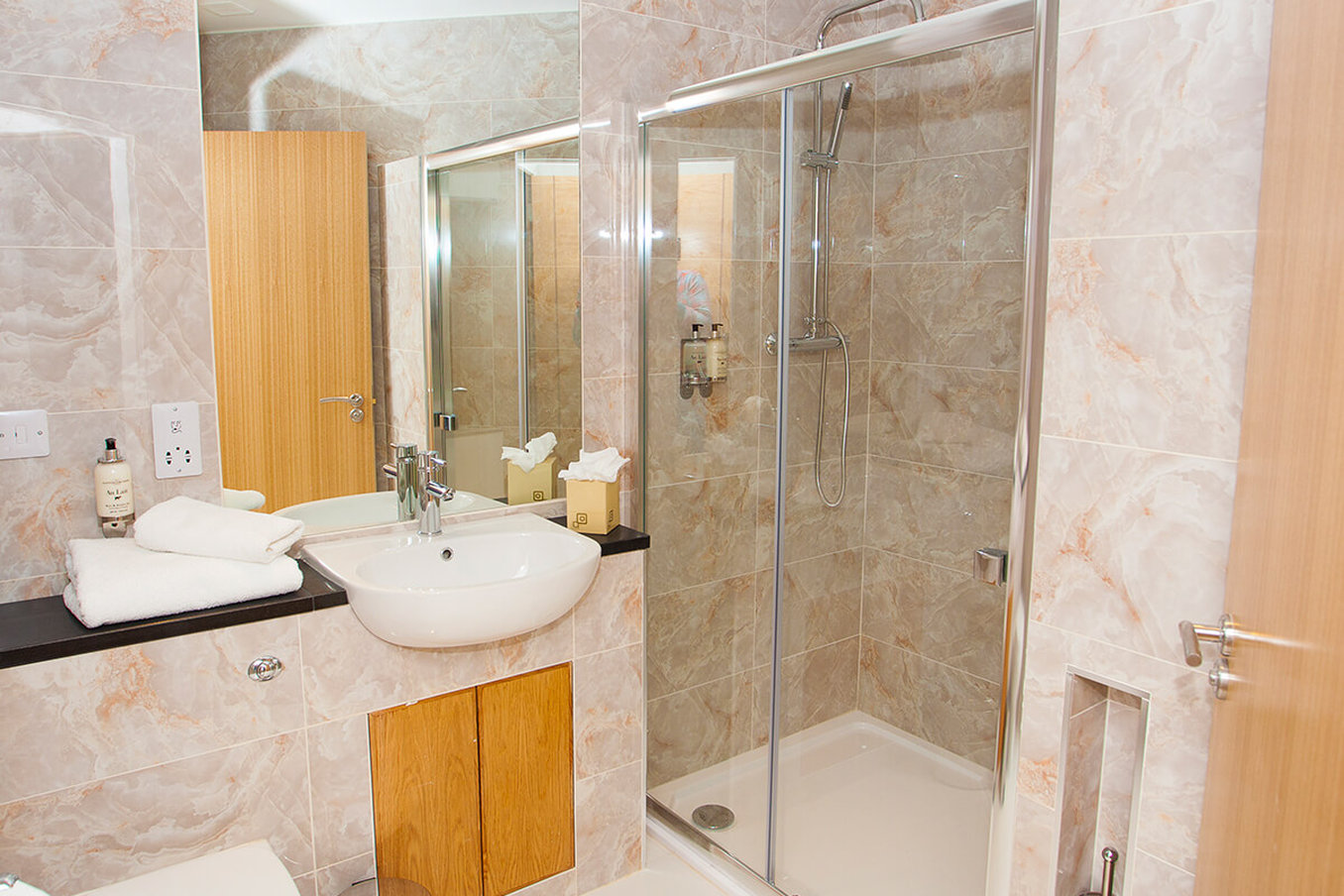 Royal_Athenaeum_Suites_Bathroom_S