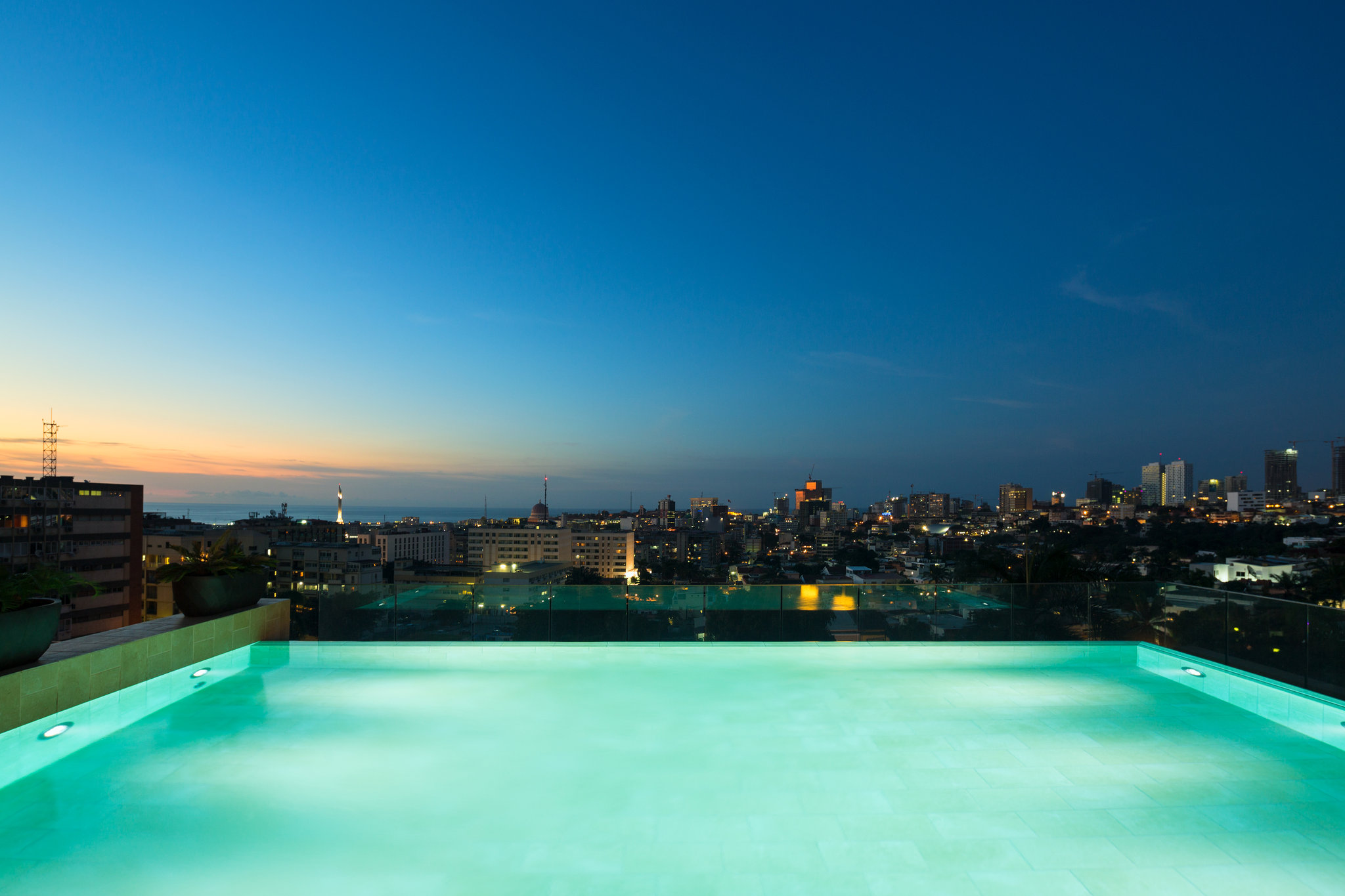 Angola_Luanda_Hotel_Alvalade_Piscina_noite_vista_cidade_1_S