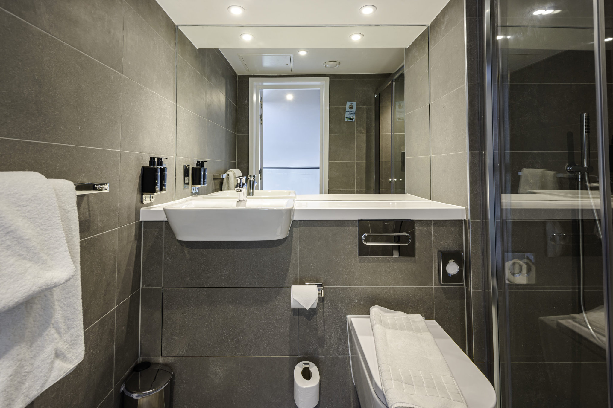 Dezign_Suite_Bathroom_S