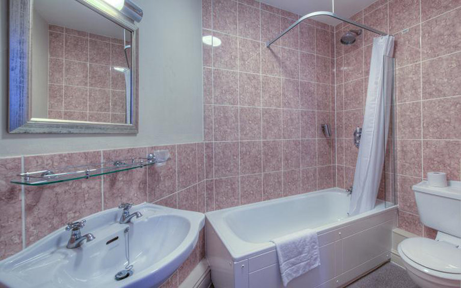 Single_Double_rooms_bathroom_R