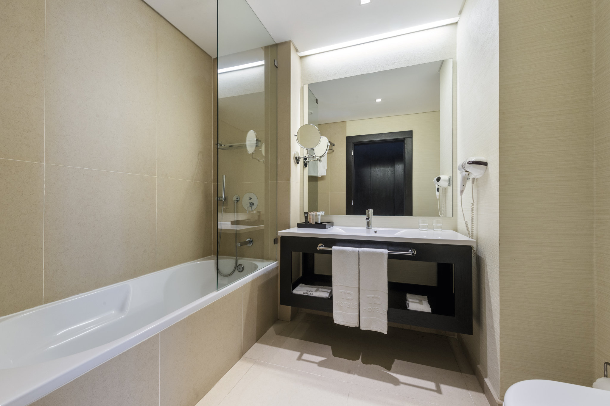 Angola_Luanda_Hotel_Baia_suite_wc_1_S