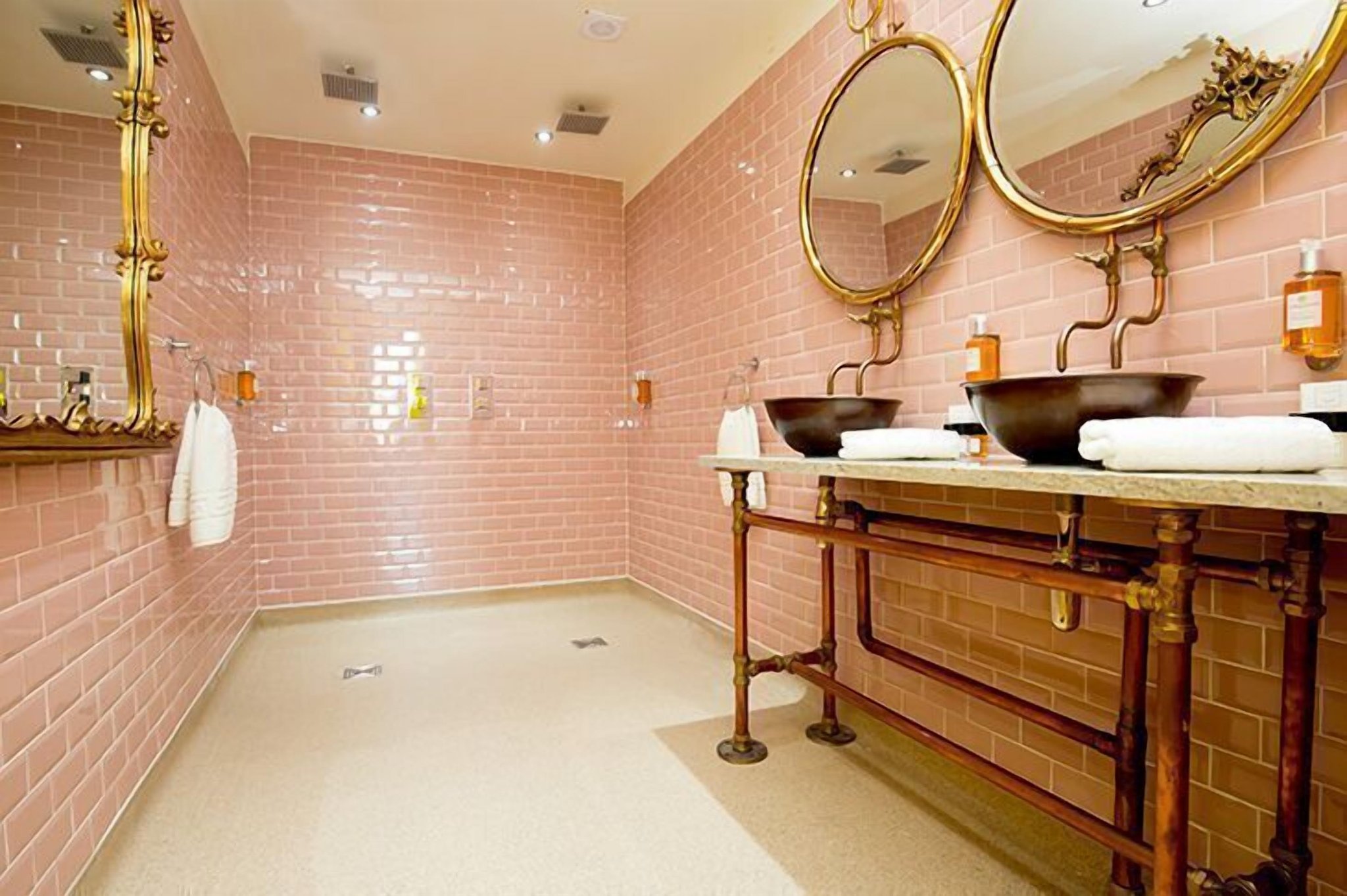 Flamingo_Suite_Bathroom2_S