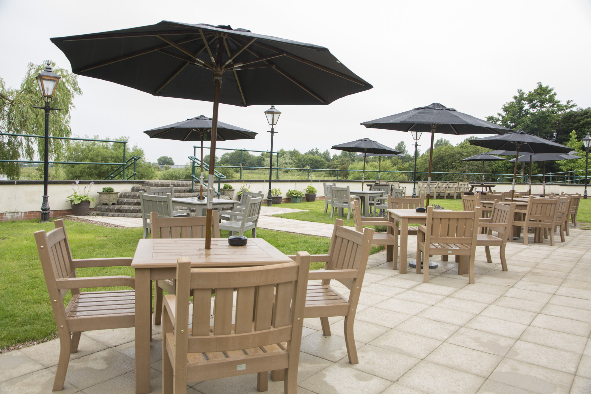 Riverside_refurb_outside_area_with_tables_S