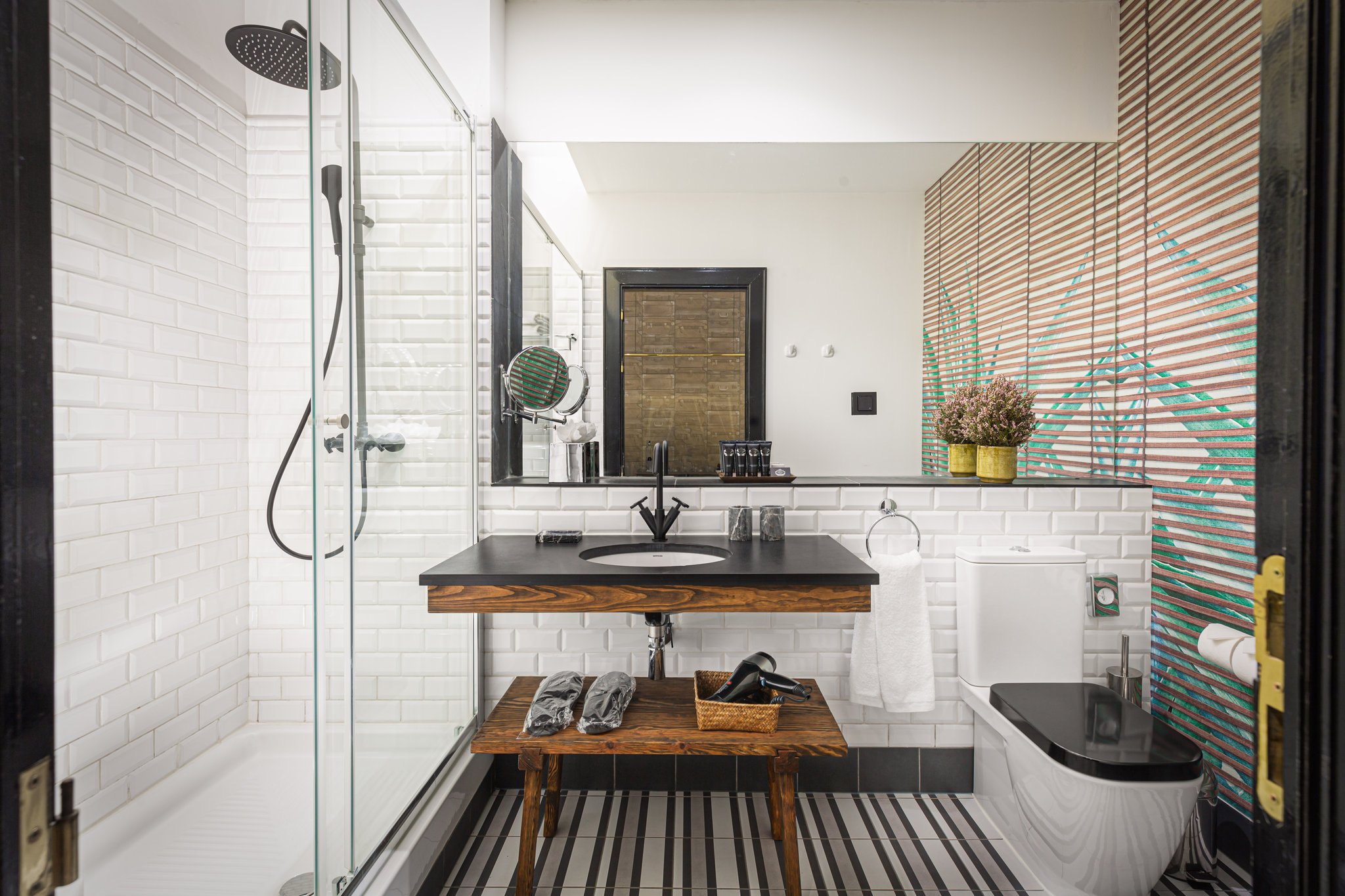 41_Deluxe_Suite_bathroom_S