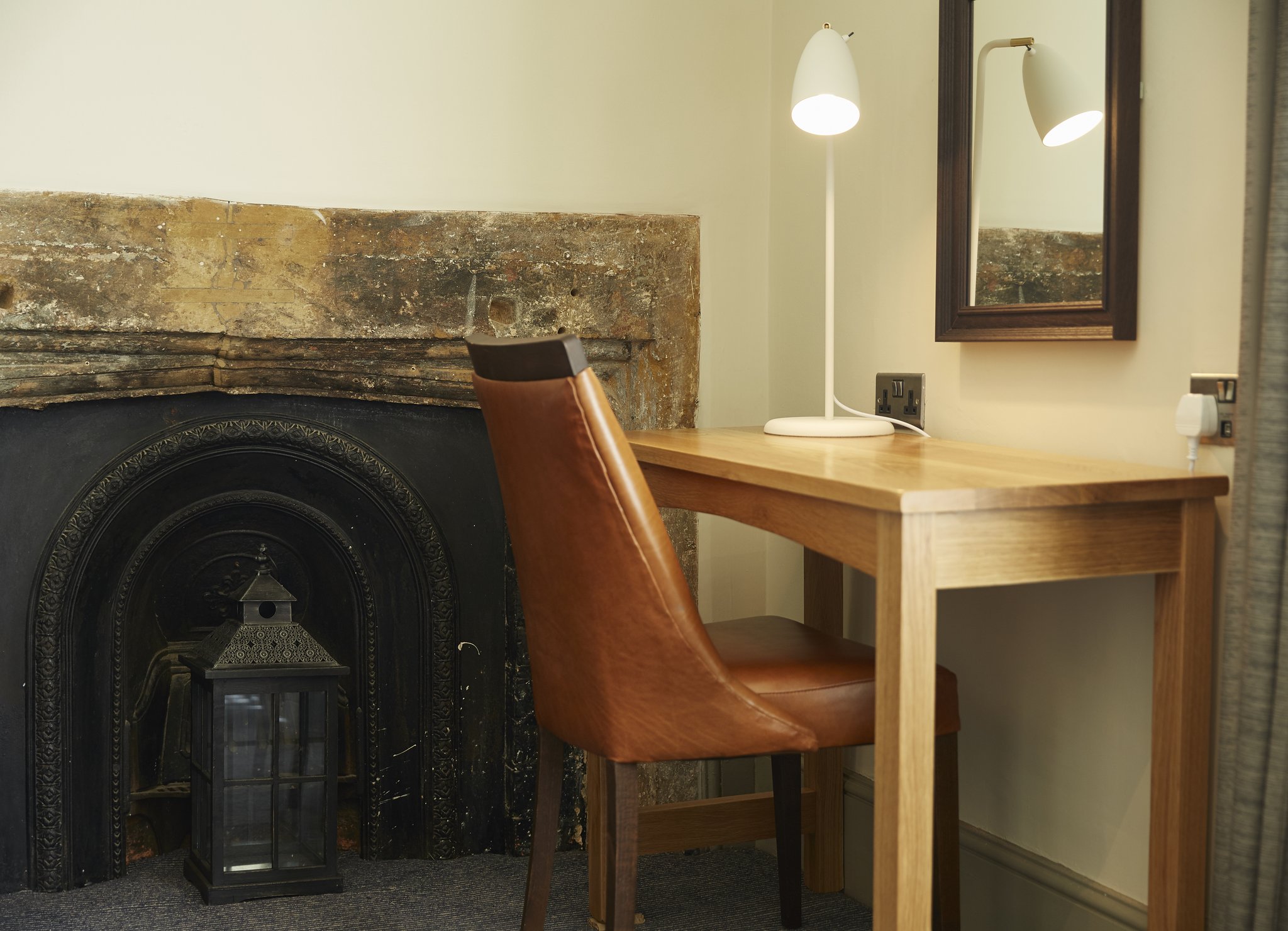 Red_Lion_refurb_bedroom_desk_and_fireplace_S