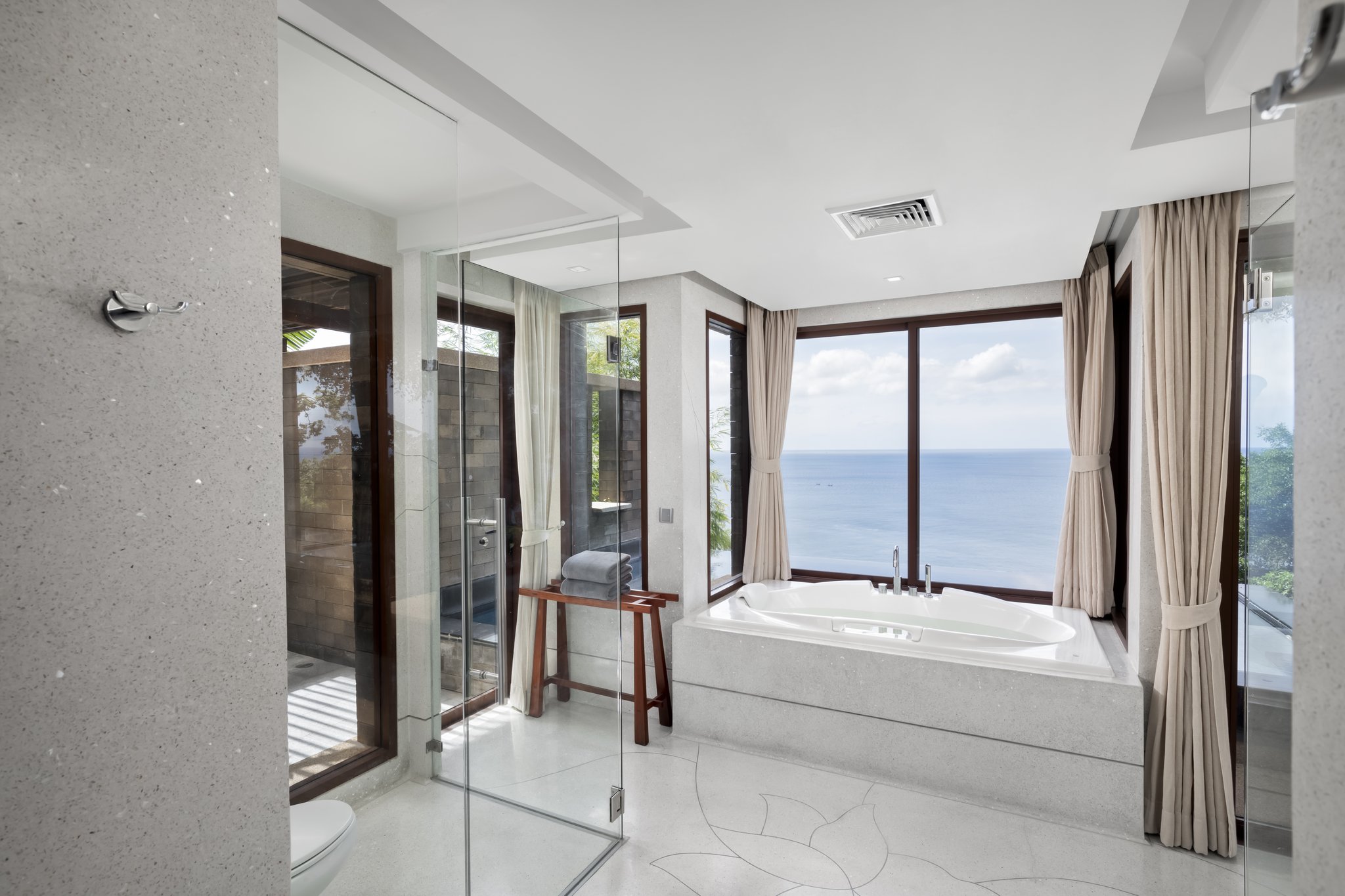 Ocean_Pool_Suite_Bathroom_S