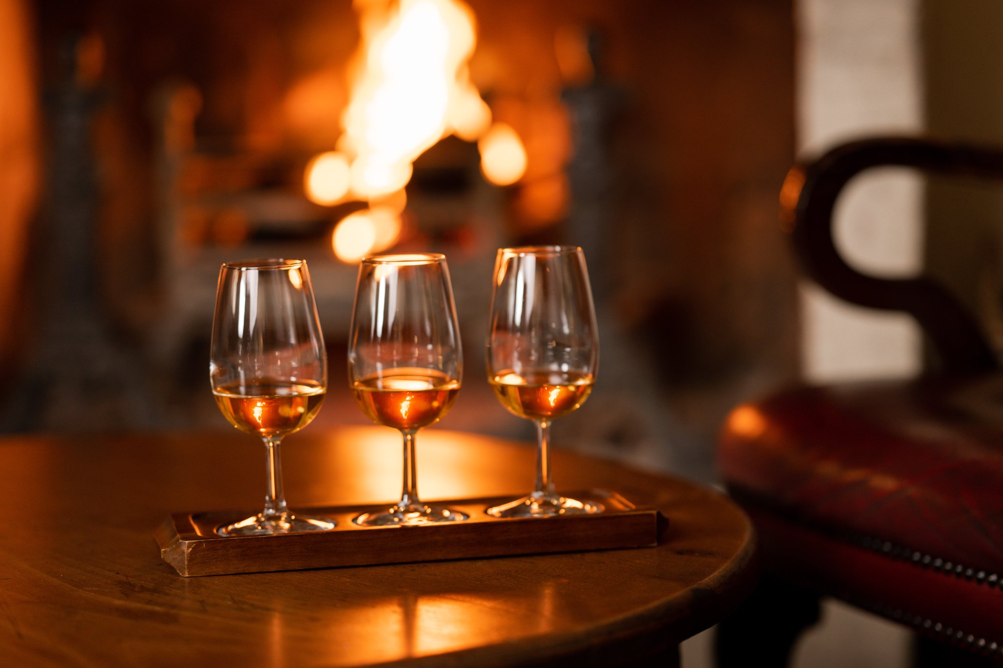 Whiskey_flight_at_fireplace_S