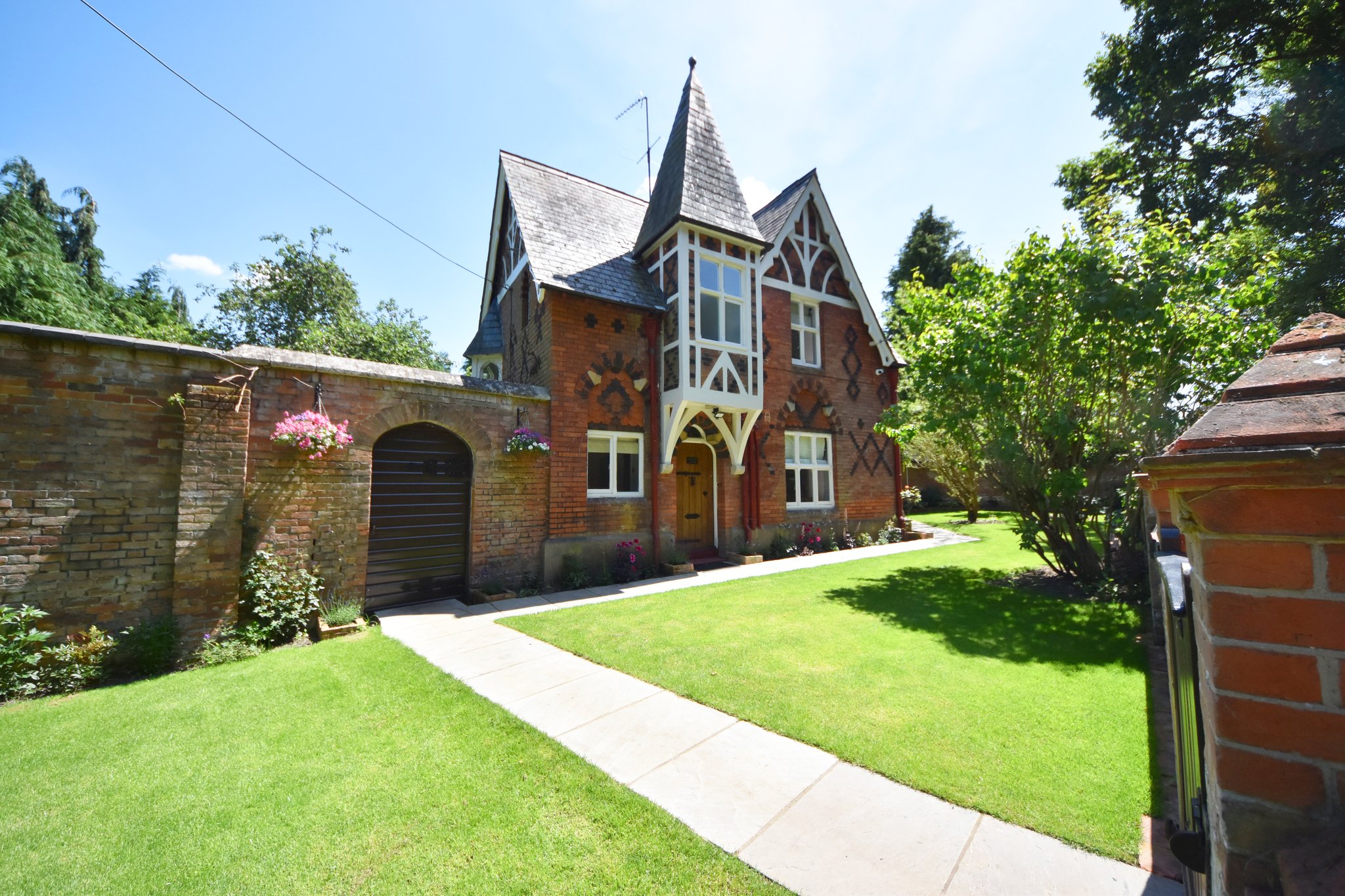 Gardeners_Cottage_Front_View_S