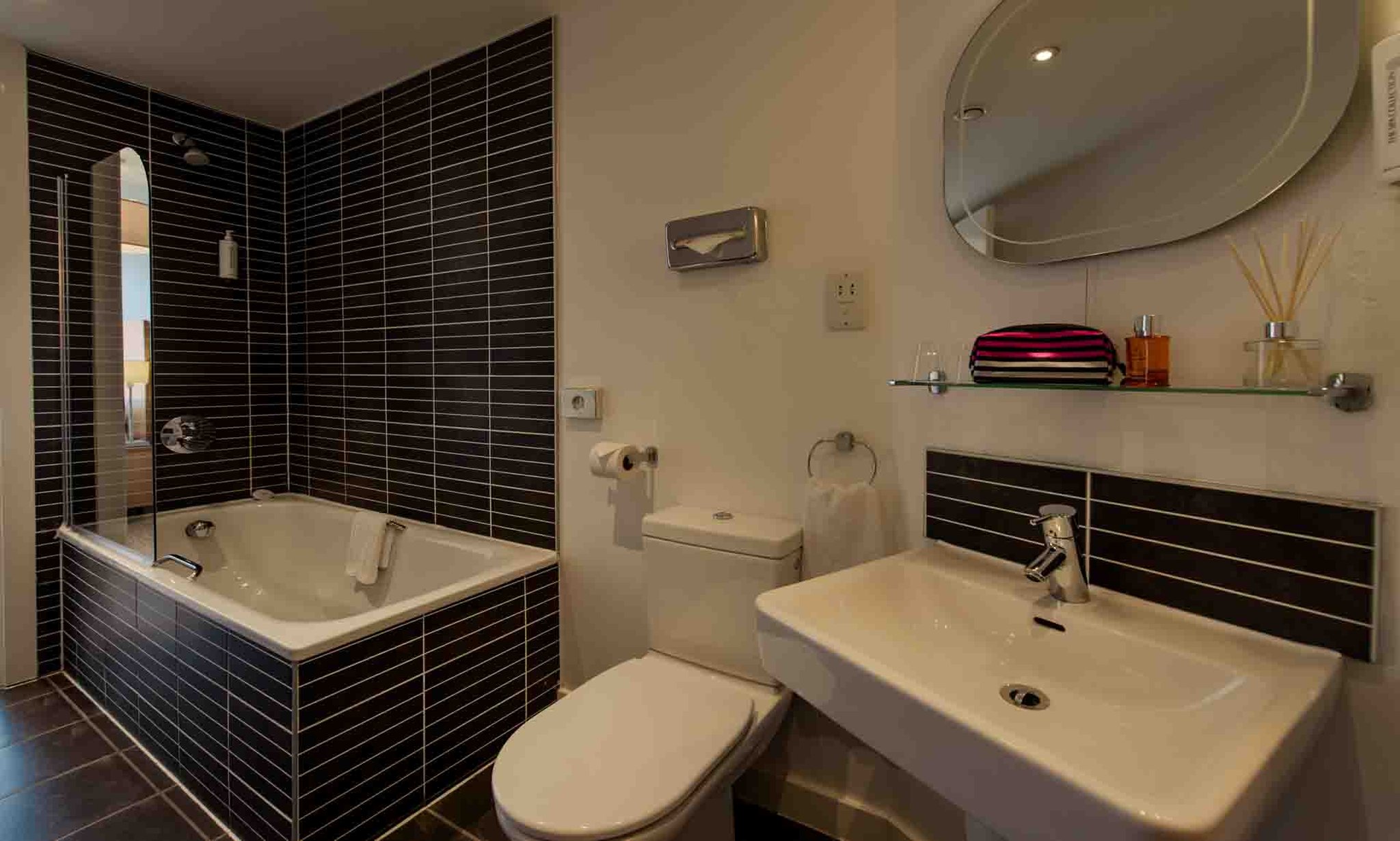 PREMIER_SUITES_Liverpool_Large_and_Stylish_Bathroom_S