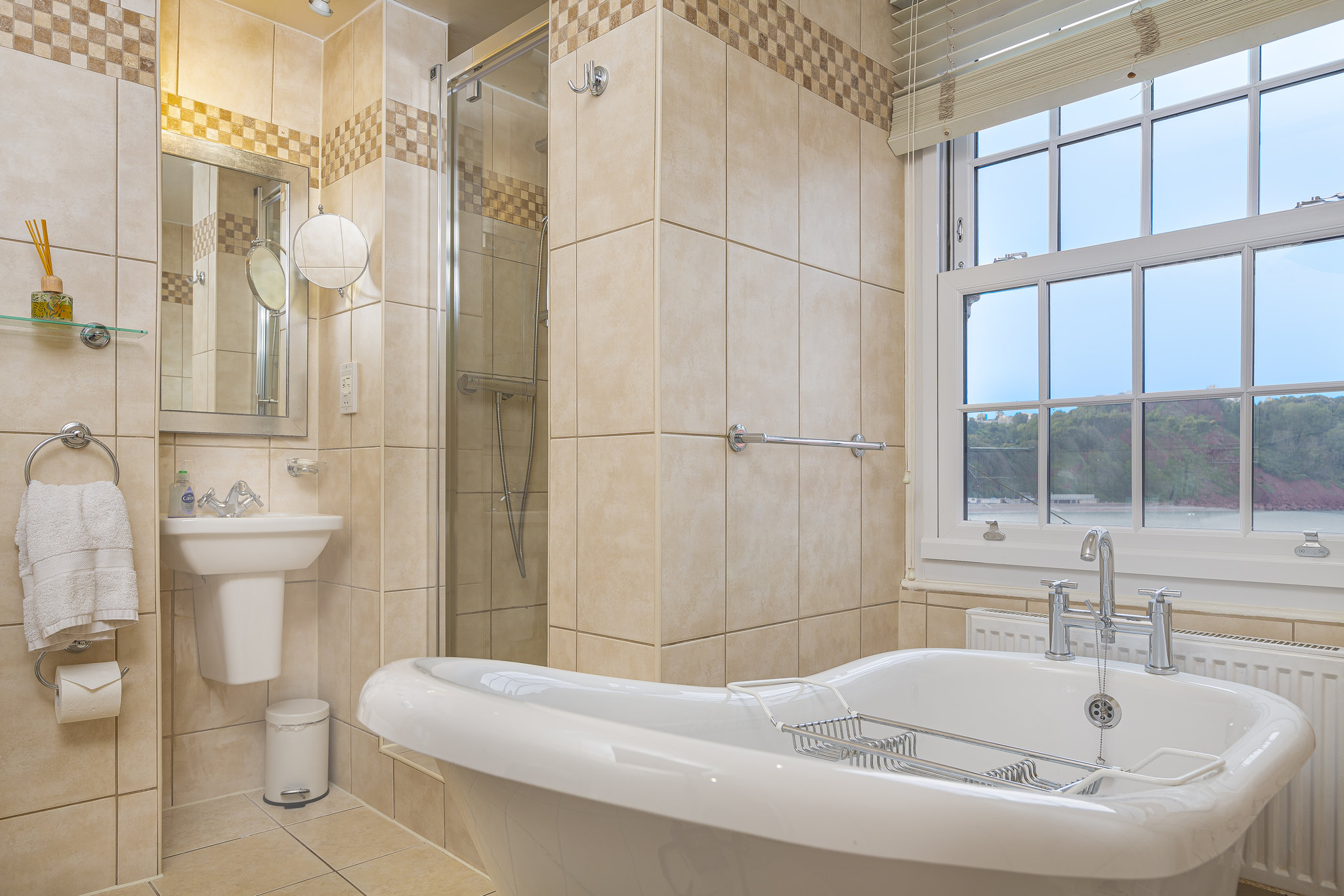 Pebble_Suite_Bathroom_S