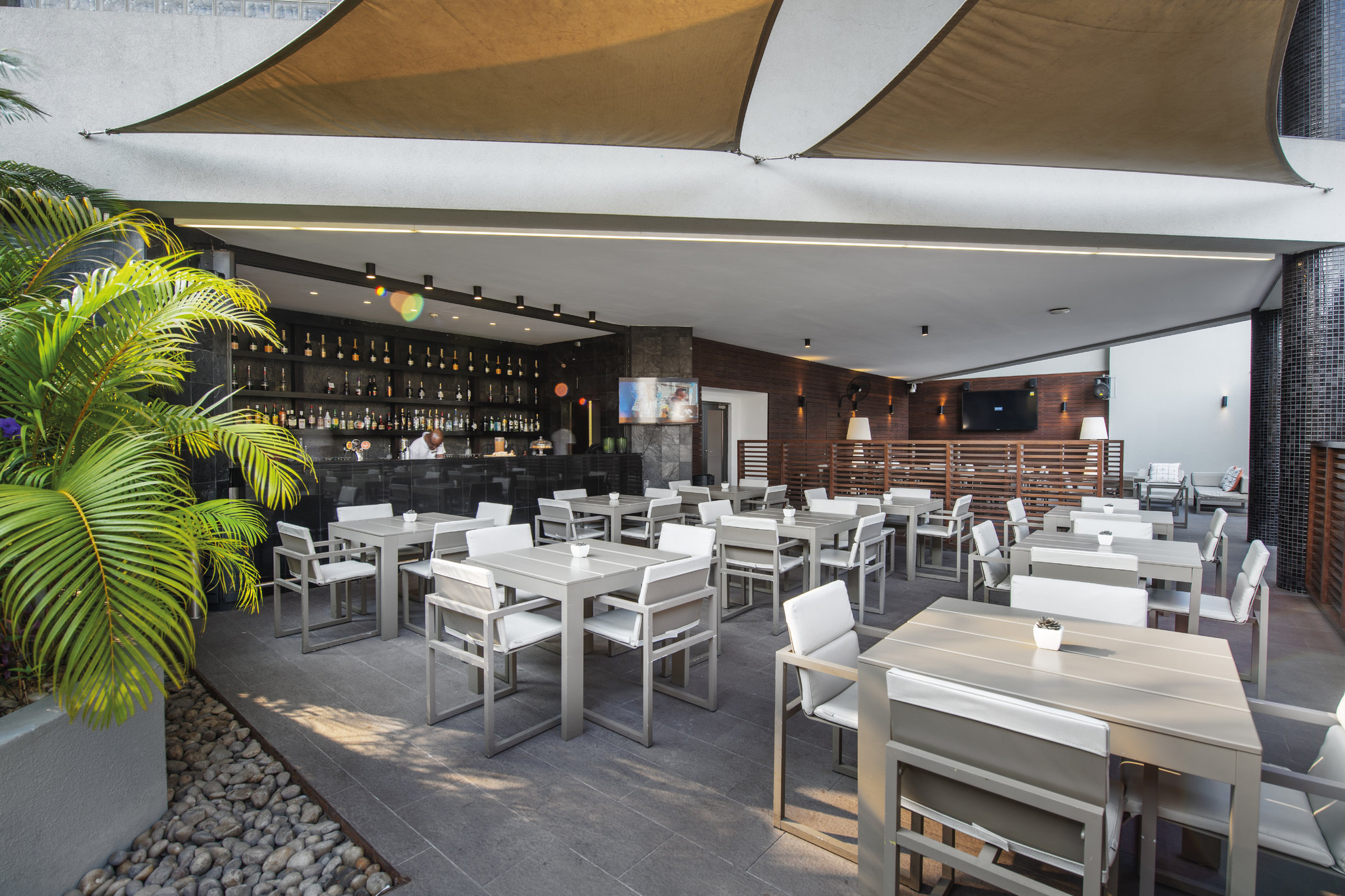 Angola_Luanda_Hotel_Tropico_Bar_nautilus_S