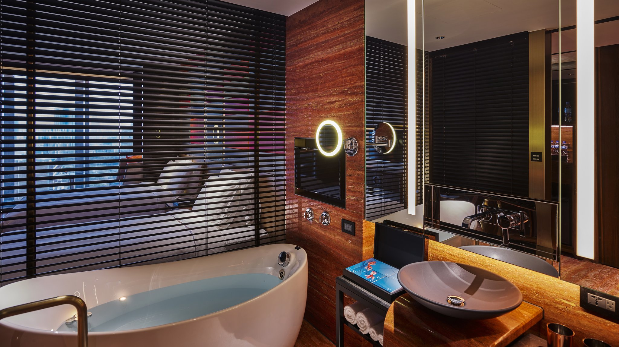 Royal_suite_bathroom_S