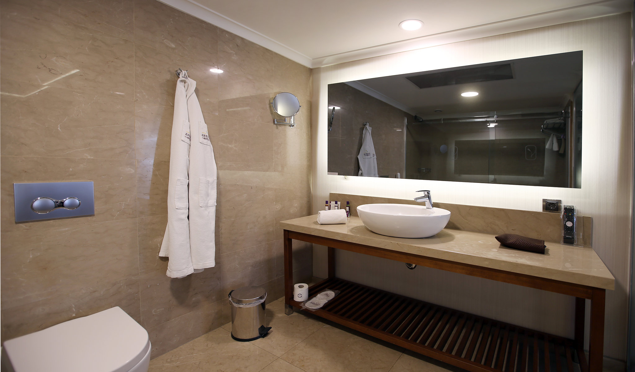 Deluxe_Bathroom2_S
