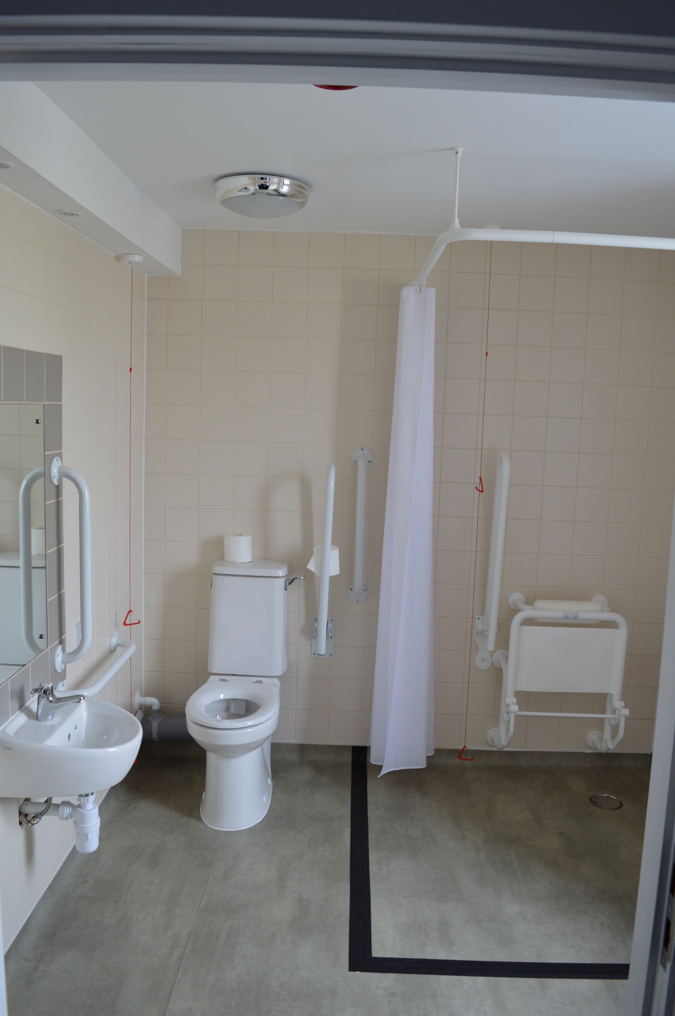 Accessible_Room_bathroom_S