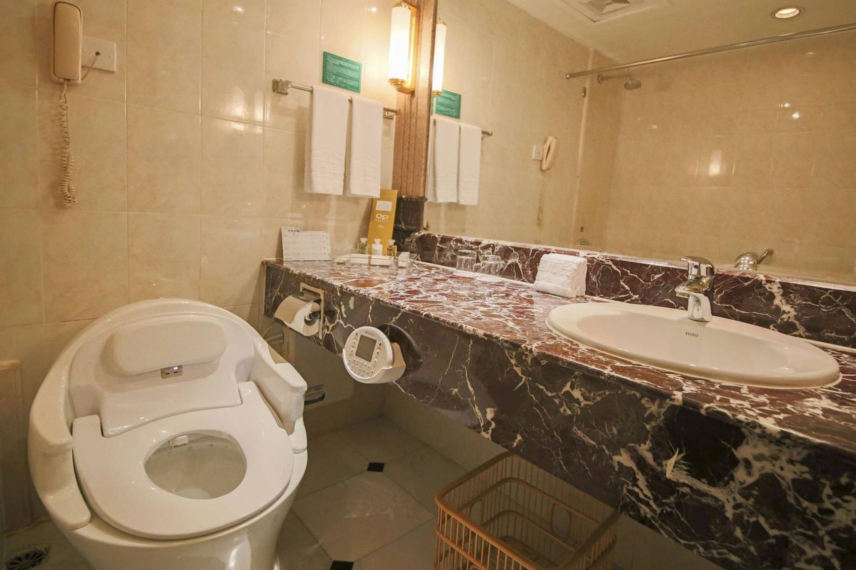 Superior_Suite_Bathroom2_S