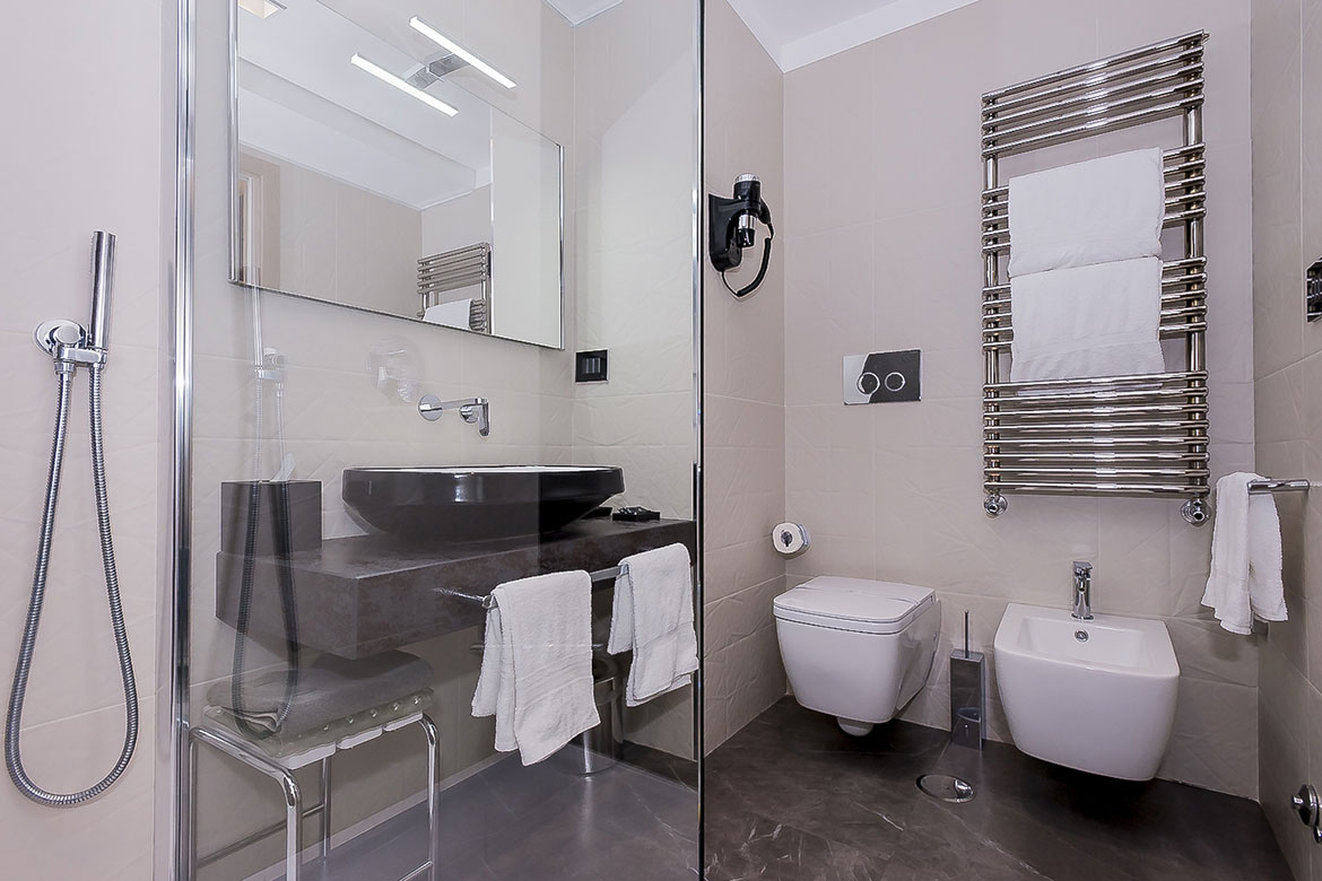 Mini_Suite_Elegant_Bathroom_S