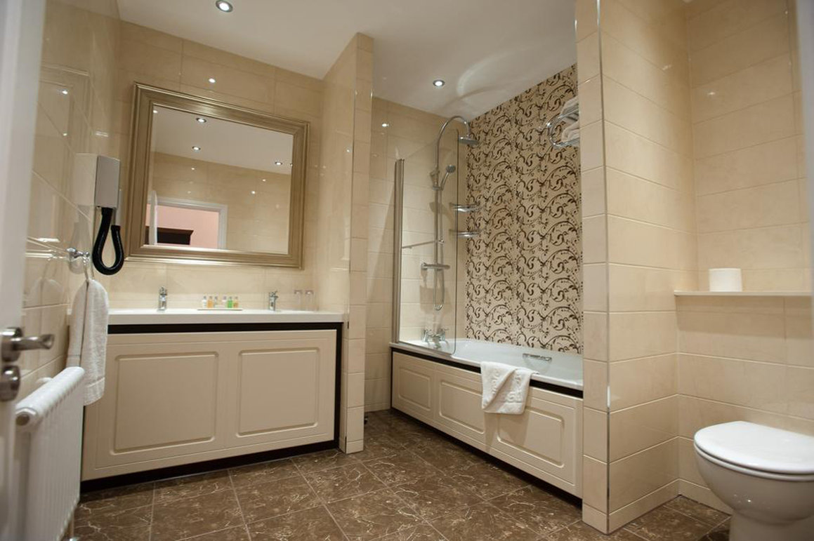 Feature_room_bathroom_S