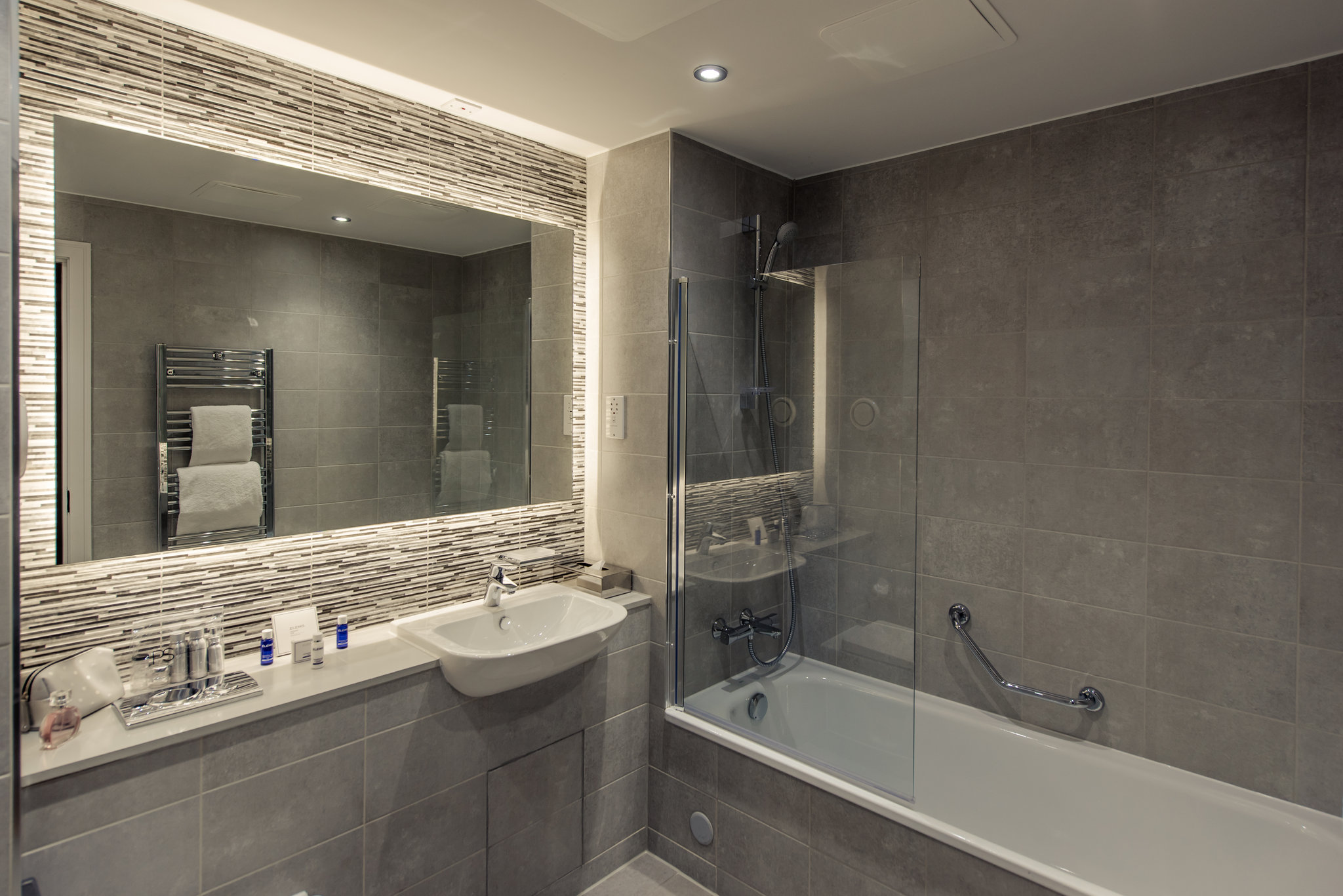 bathroom_PREMIER_SUITES_PLUS_Glasgow_Bath_Street_S