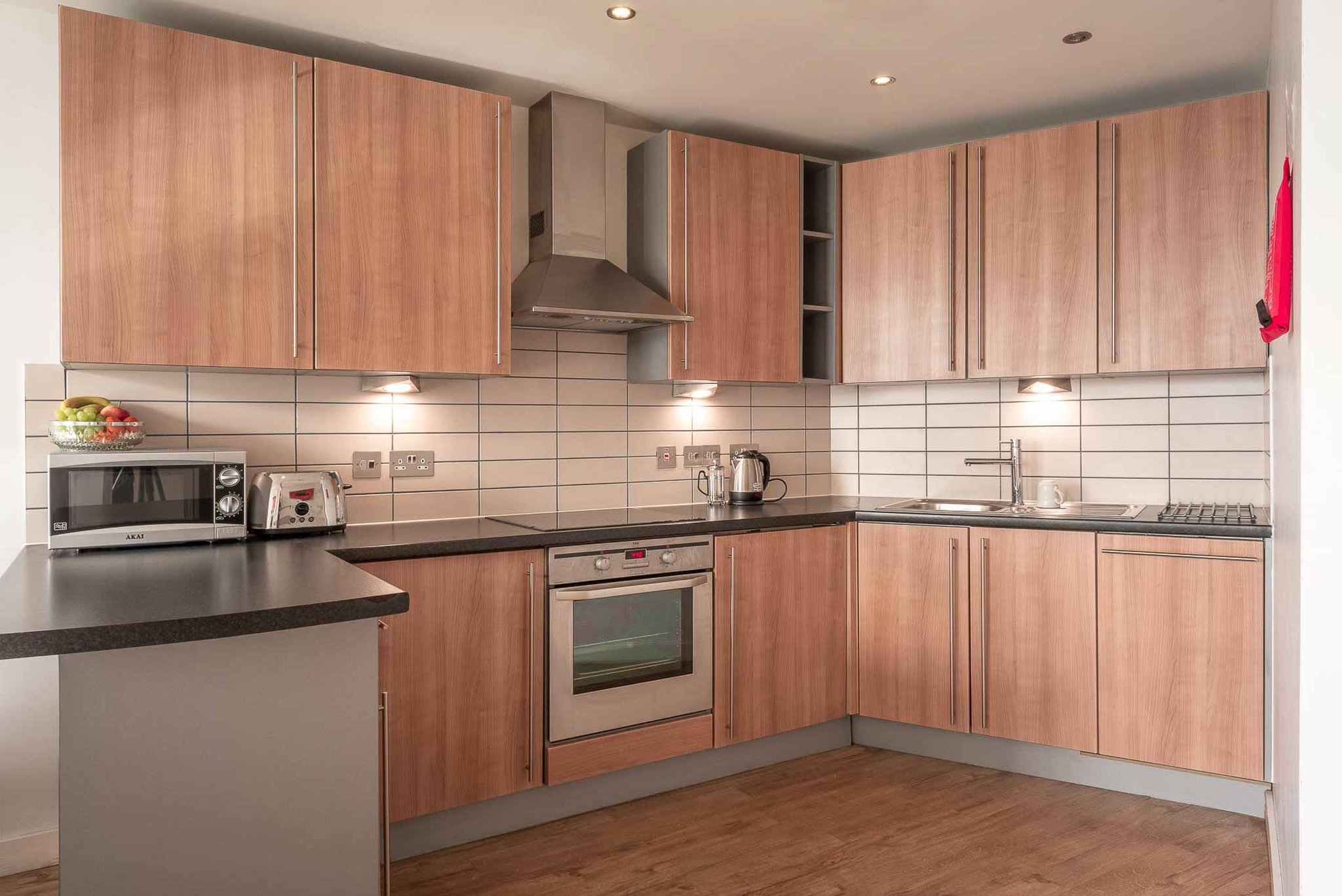 Fully_fitted_kitchen_with_microwave_hob_oven_toaster_a_S