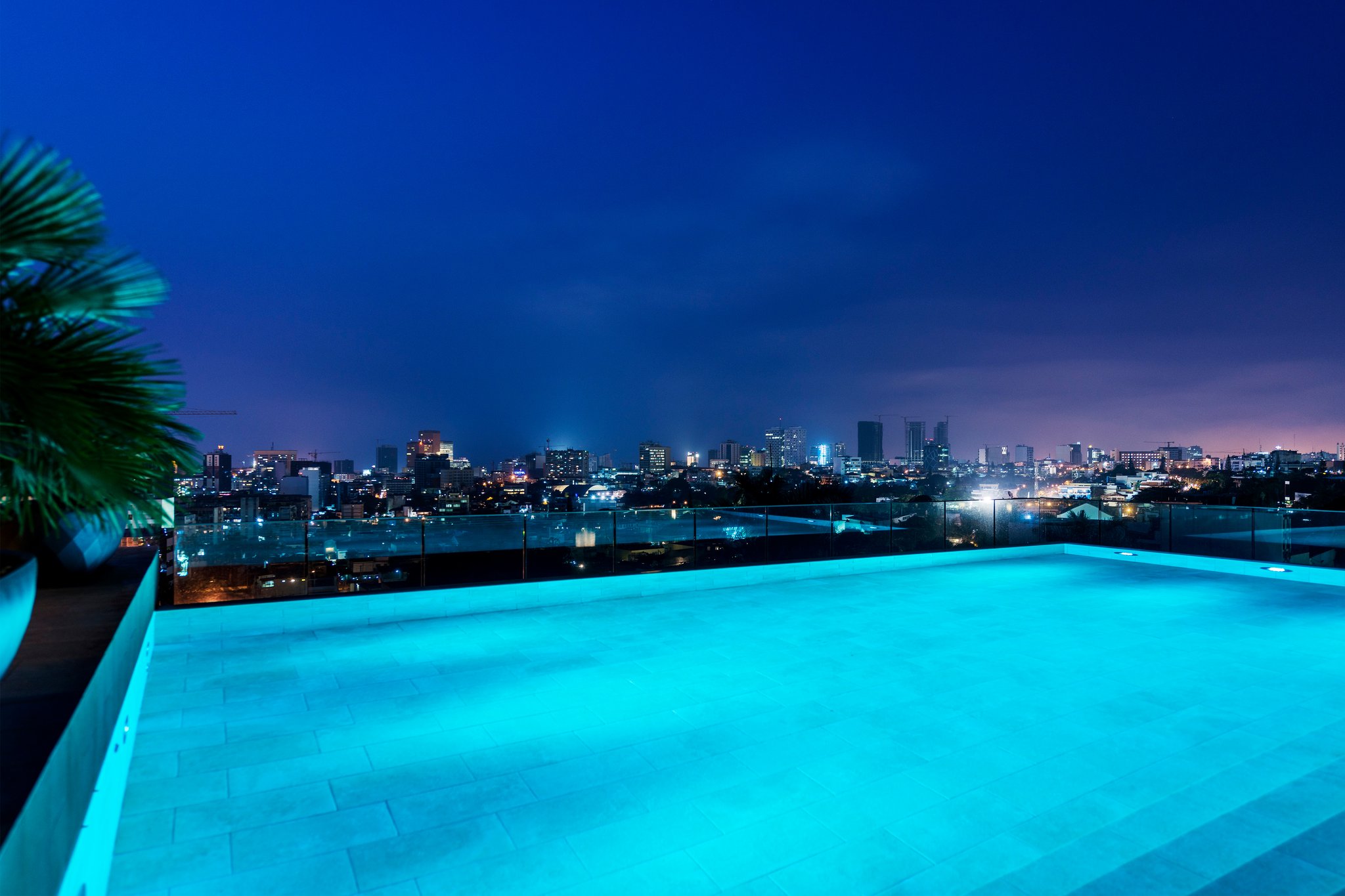 Angola_Luanda_Hotel_Alvalade_Piscina_noite_vista_cidade_S