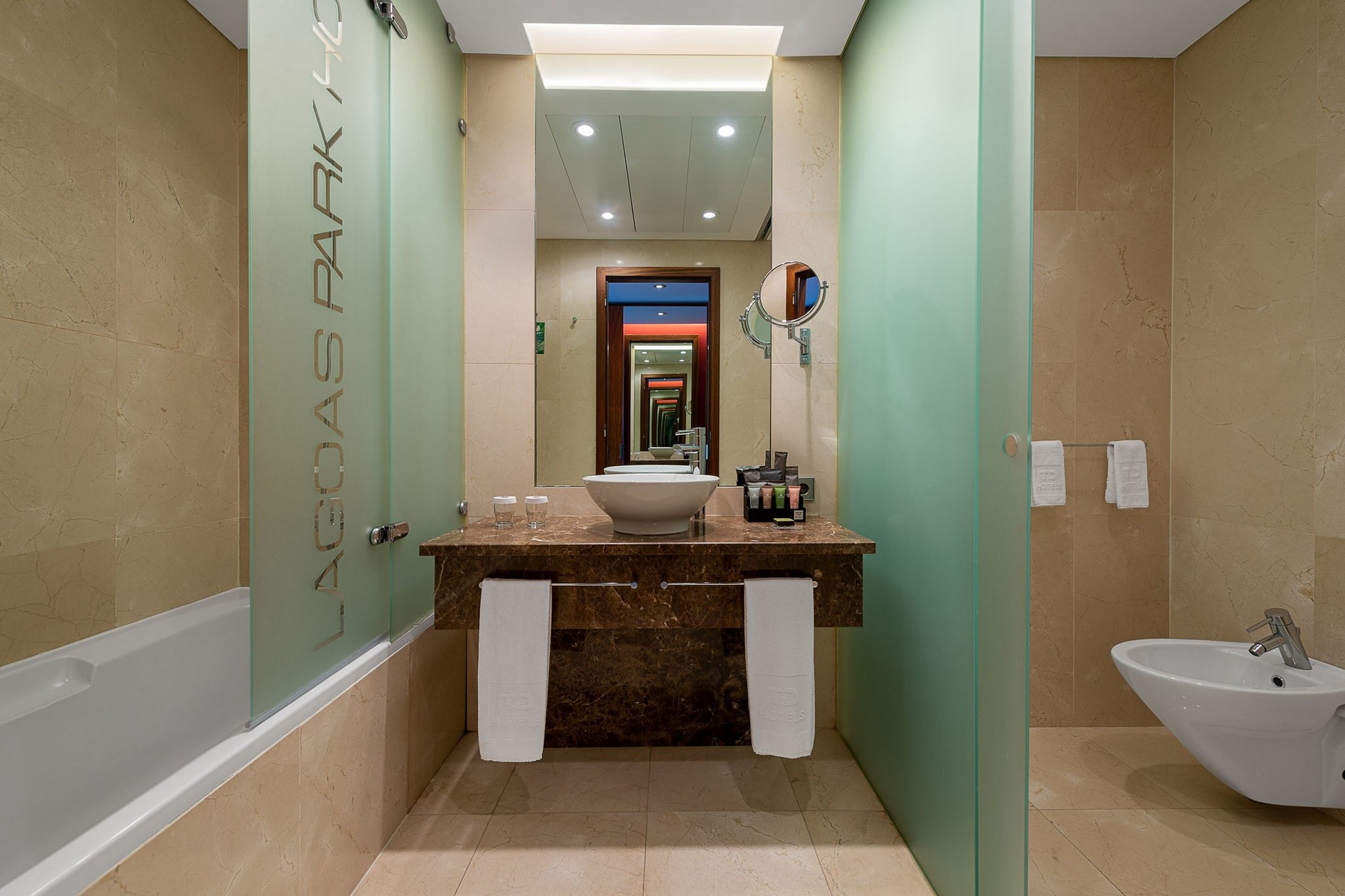 Standard-Executive_Bathroom_S