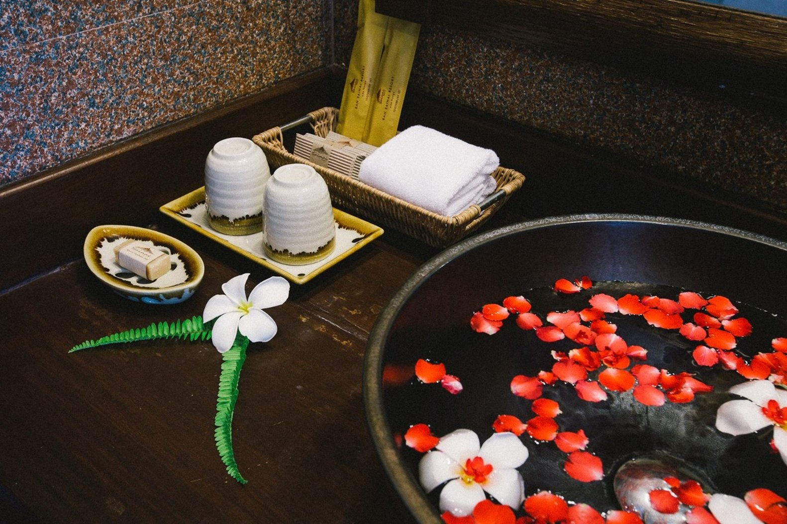 Grand_pond_view_Cottage_Bathroom_Amenities_S