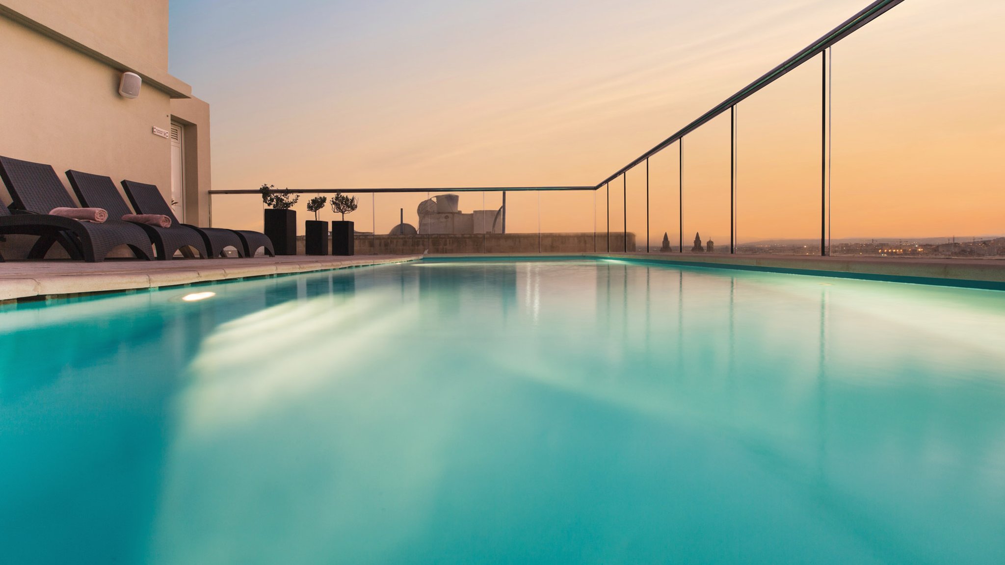 AX-The-Victoria-Hotel—Facilities—Outdoor-Pool-1_S